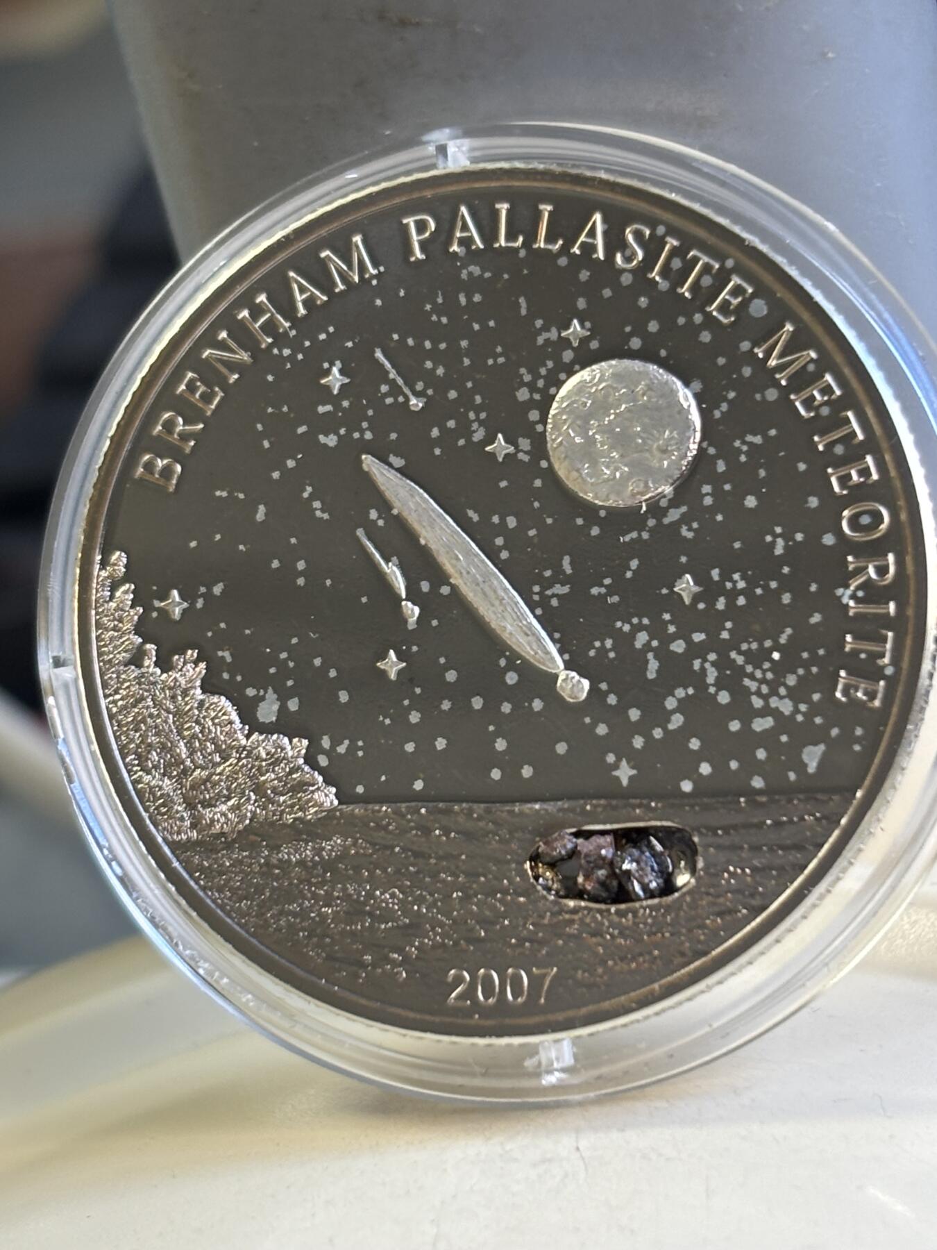 第180期拍卖【长期征集拍品】【北京币展专场】 库克2007年镶嵌布兰海姆陨石精制镀钯纪念银币，925银，25克，发行2500枚，塑料盒有裂痕，