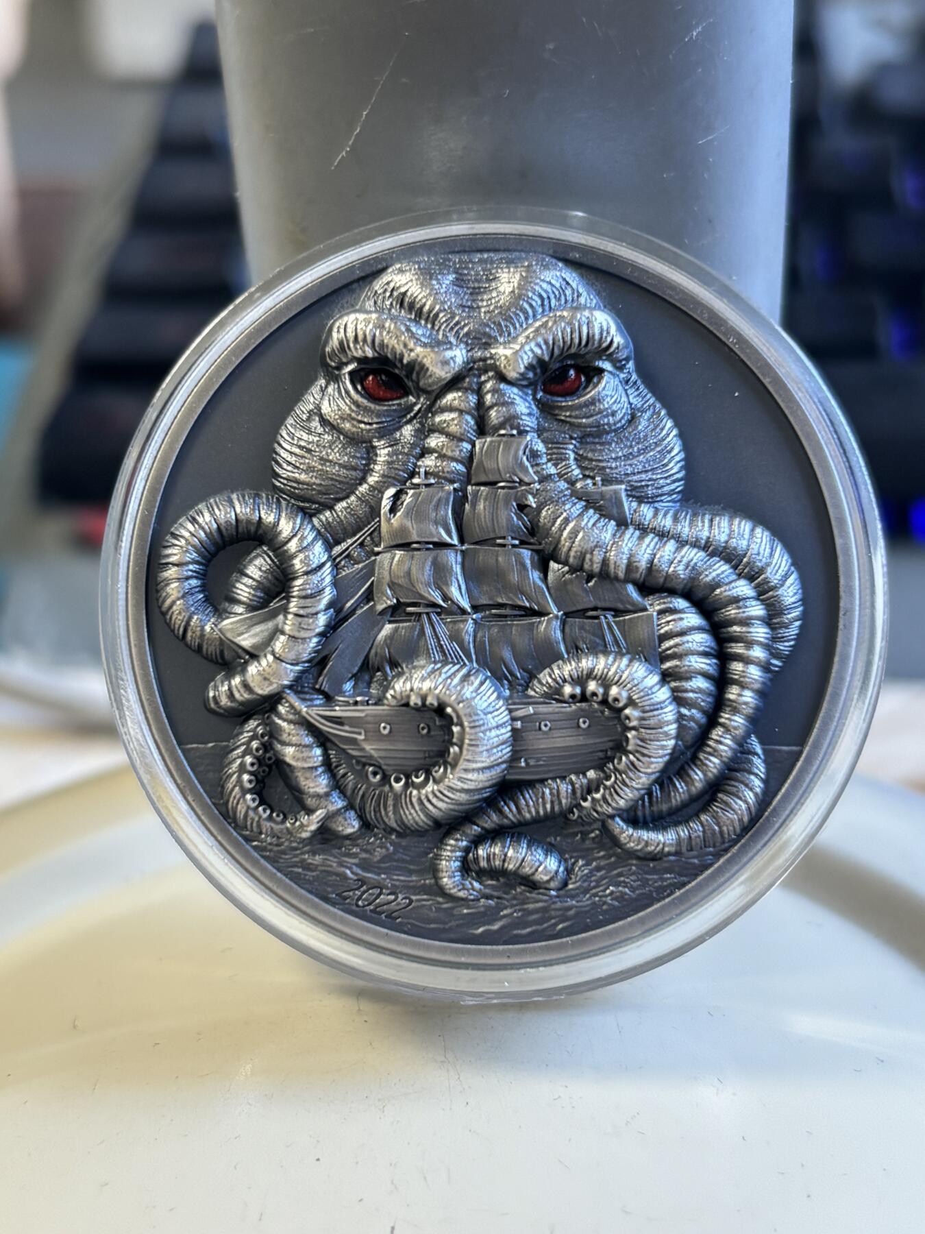 第180期拍卖【长期征集拍品】【北京币展专场】 帕劳2022年克苏鲁的呼唤3盎司仿古纪念银币，999银发行750枚，没有黑色纸套