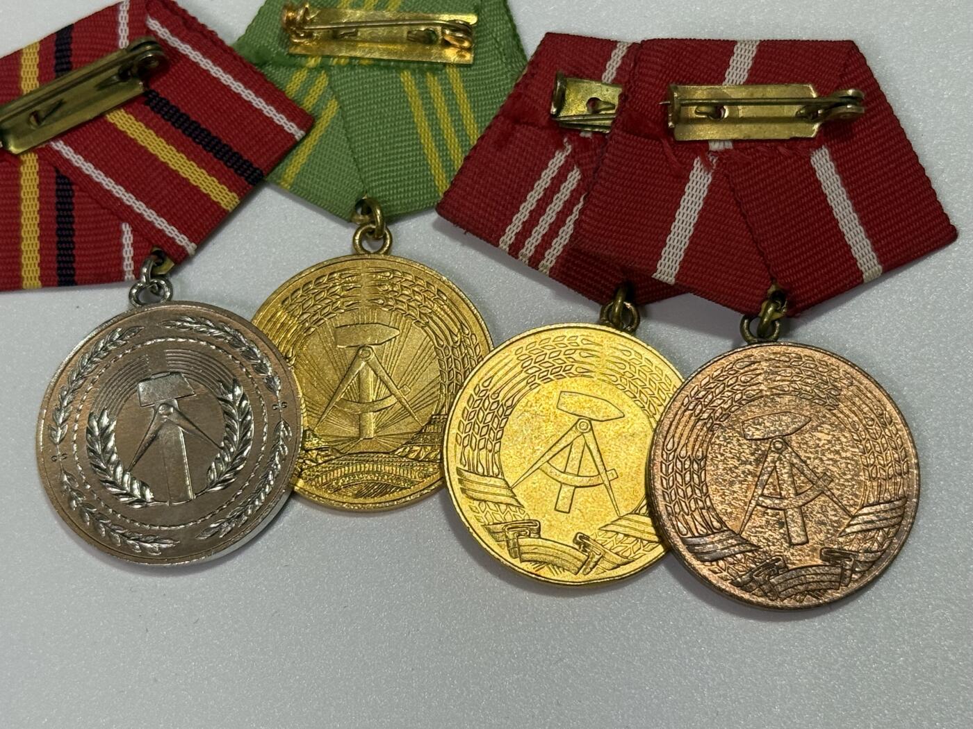 韵星假日精品2025秋季军品类拍卖会-- Rimey Holidays Boutique 2025 Autumn Militaria Sale 民主德国工战队铜级、金级忠诚服役奖章 银级功绩奖章 金级人民警察忠诚服务奖章