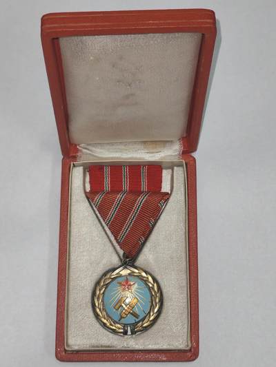 韵星假日精品2025秋季军品类拍卖会-- Rimey Holidays Boutique 2025 Autumn Militaria Sale - 匈牙利人民共和国第一版拉克西时期杰出劳动奖章带原盒略