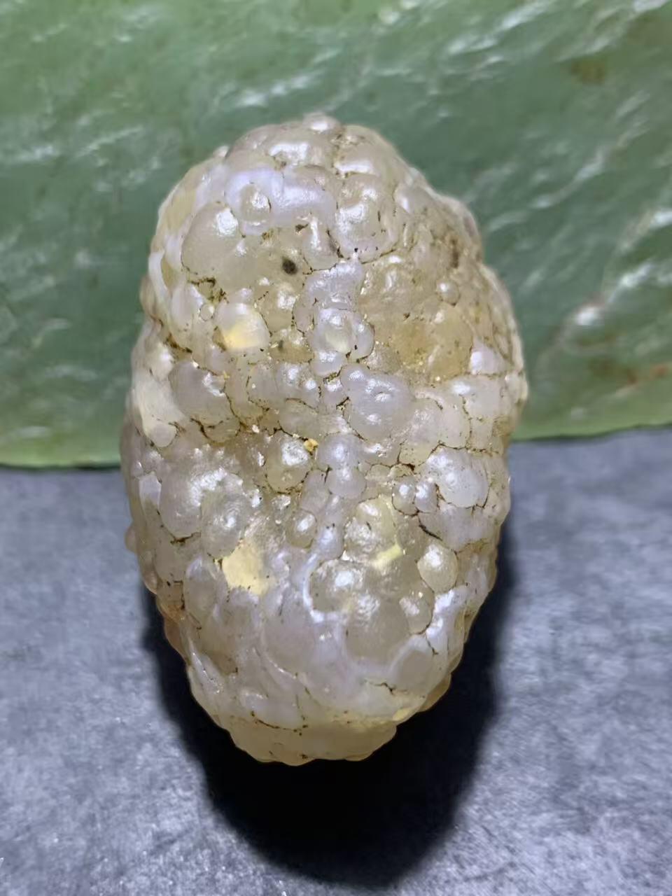 精美戈壁冰透高玉化鱼籽纹筋脉石原石一颗，