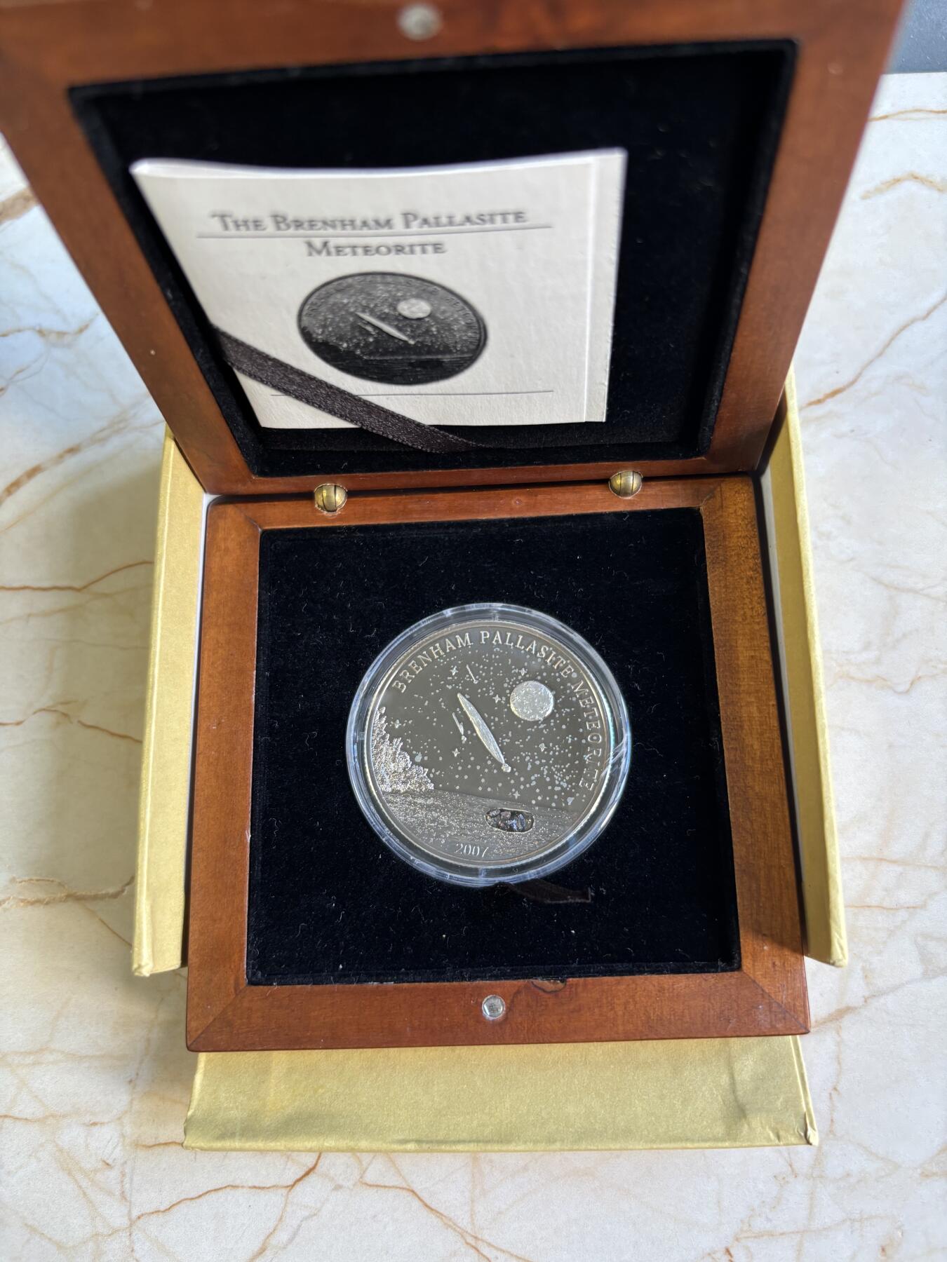 第180期拍卖【长期征集拍品】【北京币展专场】 库克2007年镶嵌布兰海姆陨石精制镀钯纪念银币，925银，25克，发行2500枚，塑料盒有裂痕，