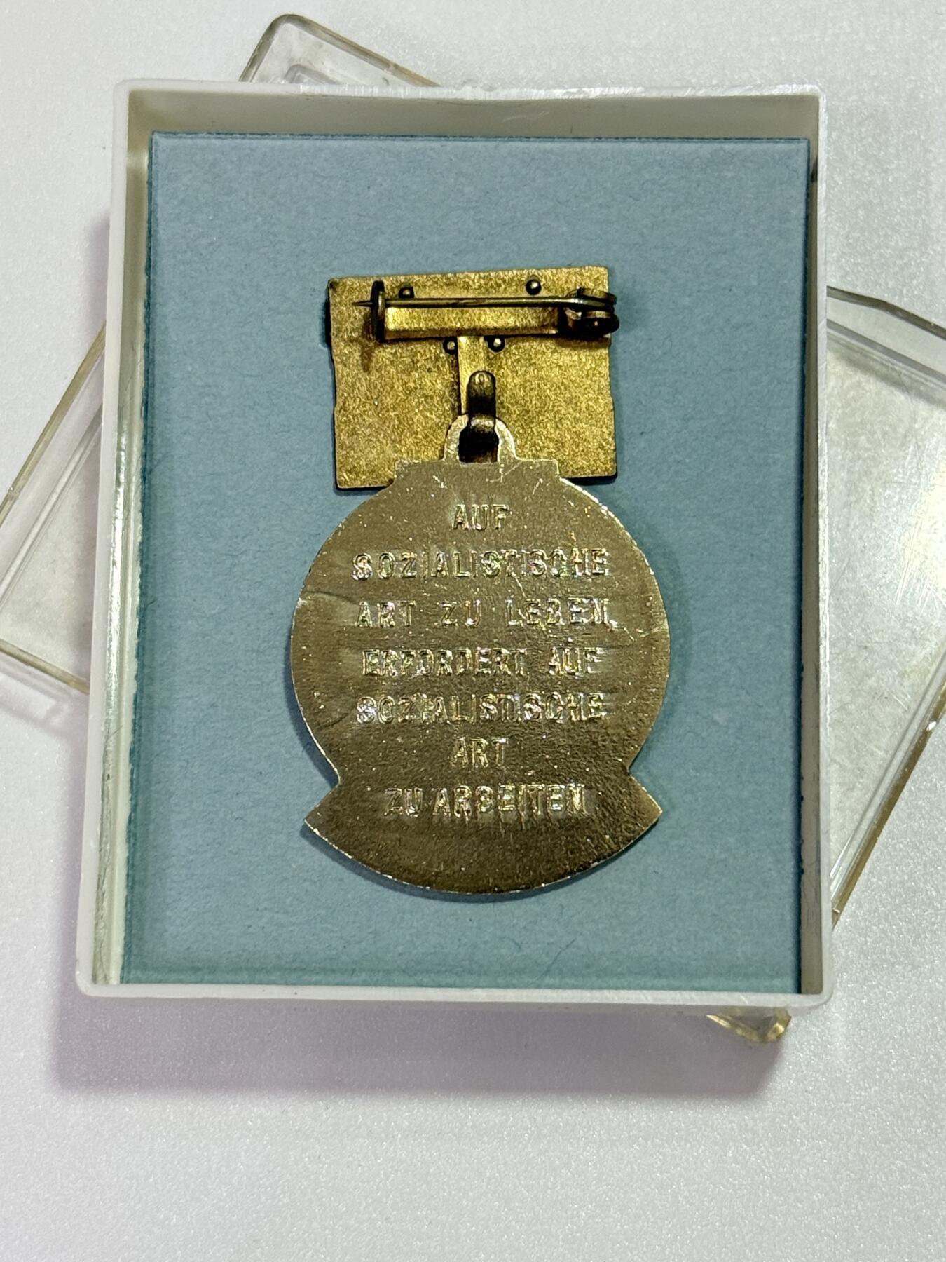 韵星假日精品2025秋季军品类拍卖会-- Rimey Holidays Boutique 2025 Autumn Militaria Sale 民主德国七年建设计划优胜模范奖章带盒