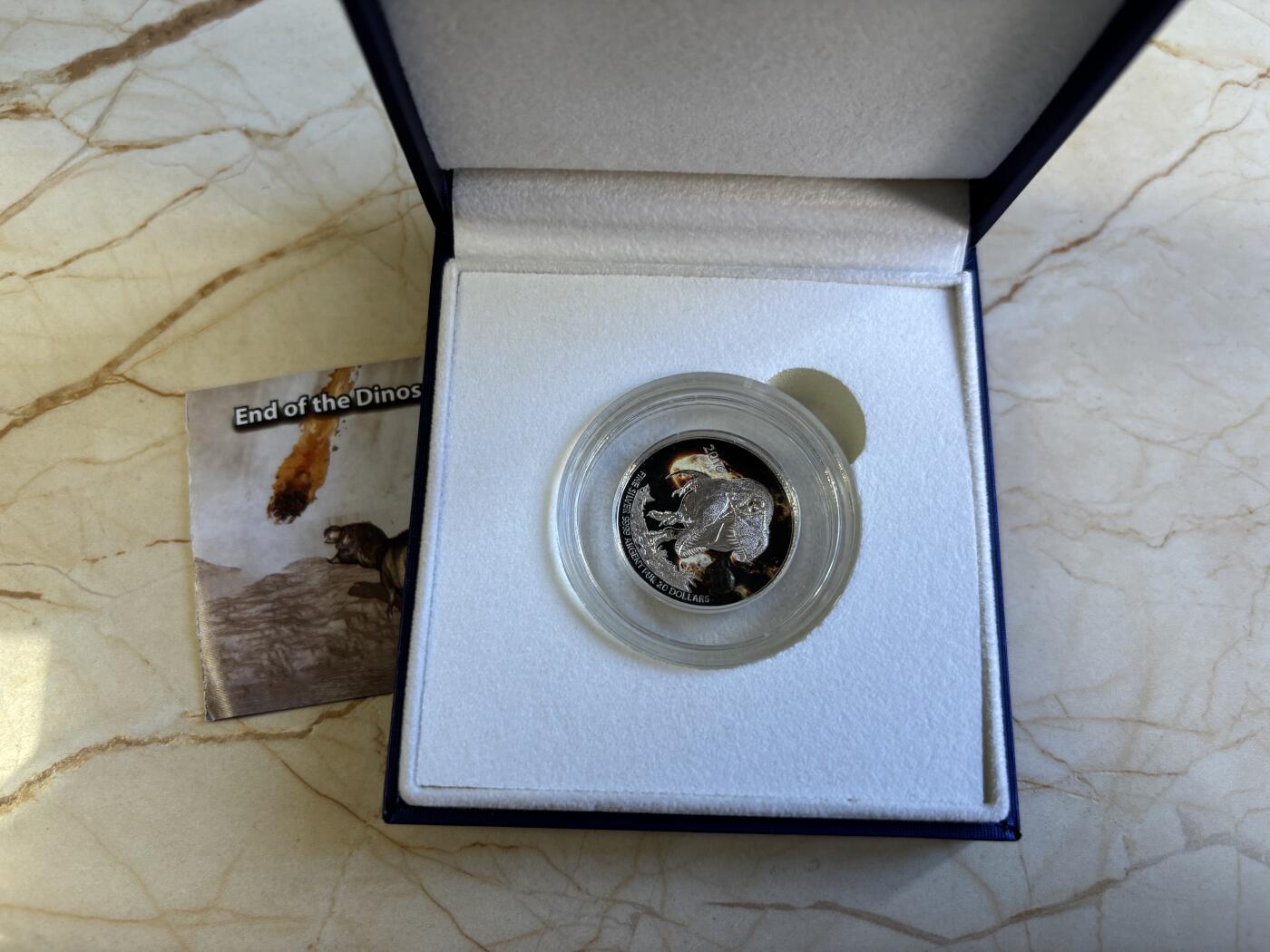 第180期拍卖【长期征集拍品】【北京币展专场】 加拿大2016年恐龙镶嵌陨石7.96克纪念银币，9999银，发行1000枚