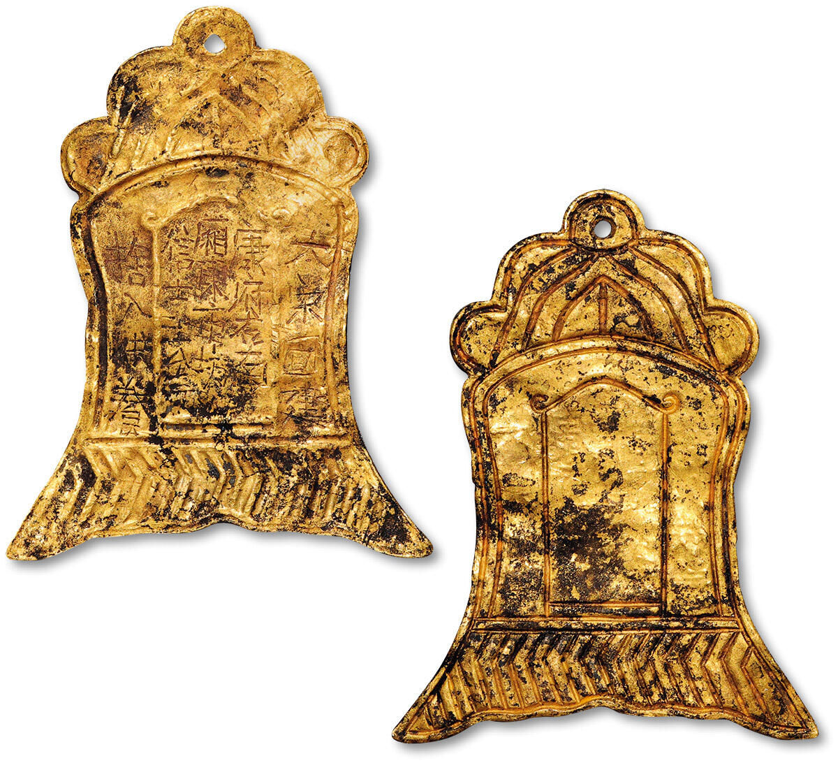 泓盛2025年秋季拍卖会 古泉 “大宋国建康府右南厢陈市坊信士王□□舍入供养”金质供养牌一枚，重量：12.2克，高约：57.7mm，制作精美，铭文清晰，极罕见，近未使用品编者按：建康府是南宋时南京的称谓，为南宋行都、东南重镇，是仅次于国都的重要军事、政治和经济中心，时人称曰：“国家之根本在东南，东南之根本在建康。雄山为城，长江为池，舟车漕运，数路辐凑，正今日之关中、河内也”、“非据建康无以镇东南”。