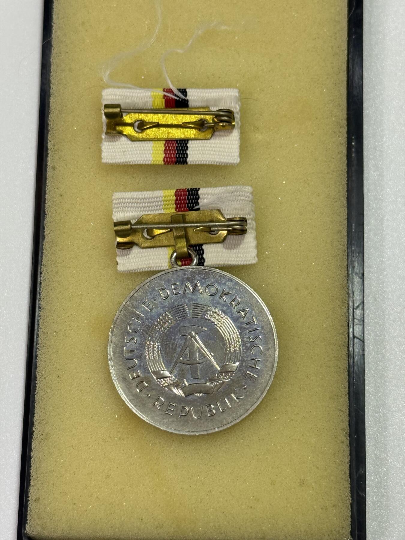 韵星假日精品2025秋季军品类拍卖会-- Rimey Holidays Boutique 2025 Autumn Militaria Sale 民主德国西奥多尔·诺伊鲍尔勋章带盒略一套