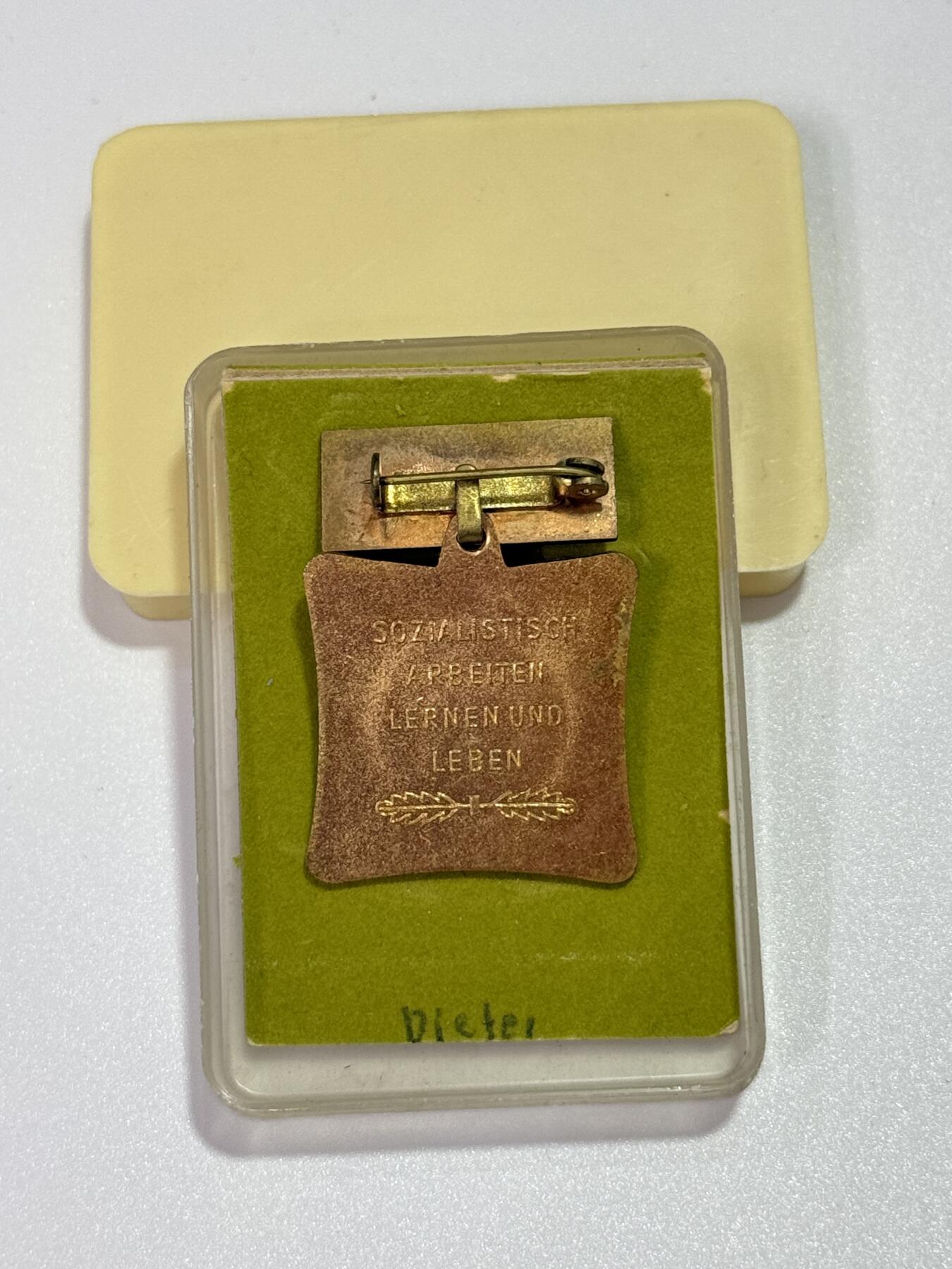 韵星假日精品2025秋季军品类拍卖会-- Rimey Holidays Boutique 2025 Autumn Militaria Sale 民主德国集体劳动荣誉奖章带盒 早期版本