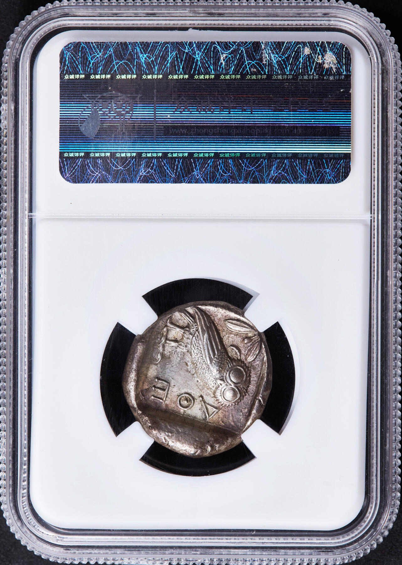 【俄甄集藏】2025年(044)11-12星期三晚 19:30 全场包邮 古希腊雅典城公元前449-前404年雅典娜与猫头鹰四德拉克马银币，众诚 AU(Str 3/5, Sur 4/5)，正面雅典城守护神雅典娜戴阿提卡式头盔头像，盔舌上有3片橄榄树叶，背面是一只站立的猫头鹰，右方为雅典城的缩写ΑΘΕ，左方为橄榄枝及一钩新月，原味带彩包浆难得，热门品种，重17.23克