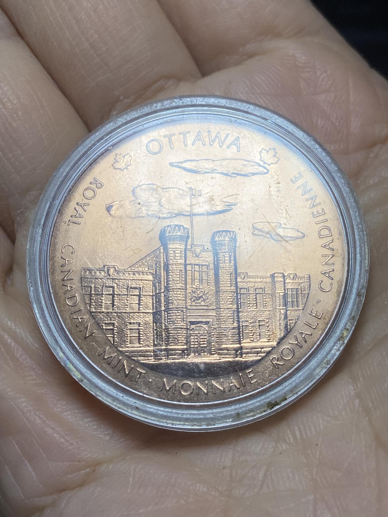 2025年第一百二十一场(总第一百四十七场）外国好品散币(免佣金) 好品–加拿大🇨🇦纪念章(加拿大皇家造币厂造，分别刻画了渥太华和温尼伯两个城市风貌)