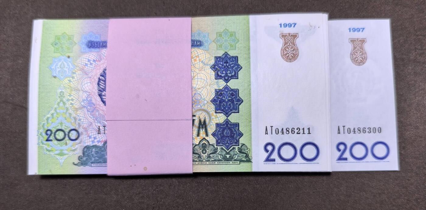 北京马甸外国币专卖第146期，外国纸币币专场，陆续上拍，欢迎关注 乌兹别克200苏姆百張连号全新，第一张有轻微脏斑四角上下略有卷