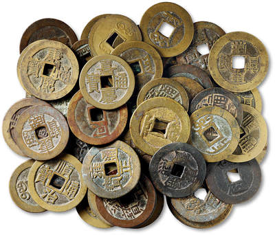 泓盛2025年秋季拍卖会 古泉 - 清钱一组五十一枚，包括：（1）“顺治通宝”十枚；（2）“康熙通宝”十九枚；（3）“雍正通宝”三枚；（4）“乾隆通宝”五枚；（5）“嘉庆通宝”三枚；（6）“道光通宝”二枚；（7）“同治通宝”“同治重宝”各一枚；（8）“光绪通宝”二枚，“光绪重宝”一枚；（9）“宣统通宝”一枚；（10）广东“光绪通宝”机制方孔黄铜币三枚；内中古钱局名众多，品类丰富，数枚有裂，整体极美品<br>Lot4815～4841上