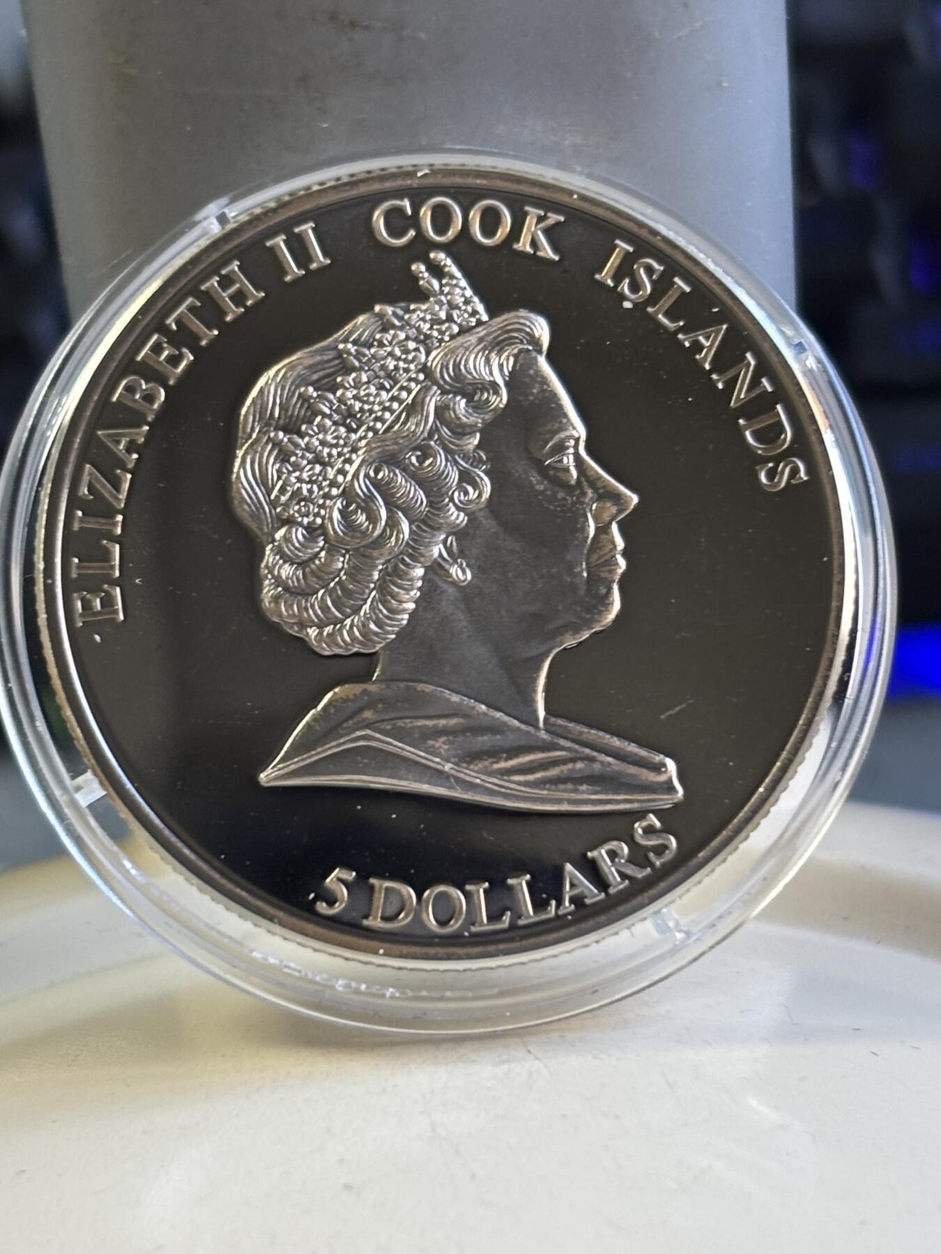 第180期拍卖【长期征集拍品】【北京币展专场】 库克2007年镶嵌布兰海姆陨石精制镀钯纪念银币，925银，25克，发行2500枚，塑料盒有裂痕，