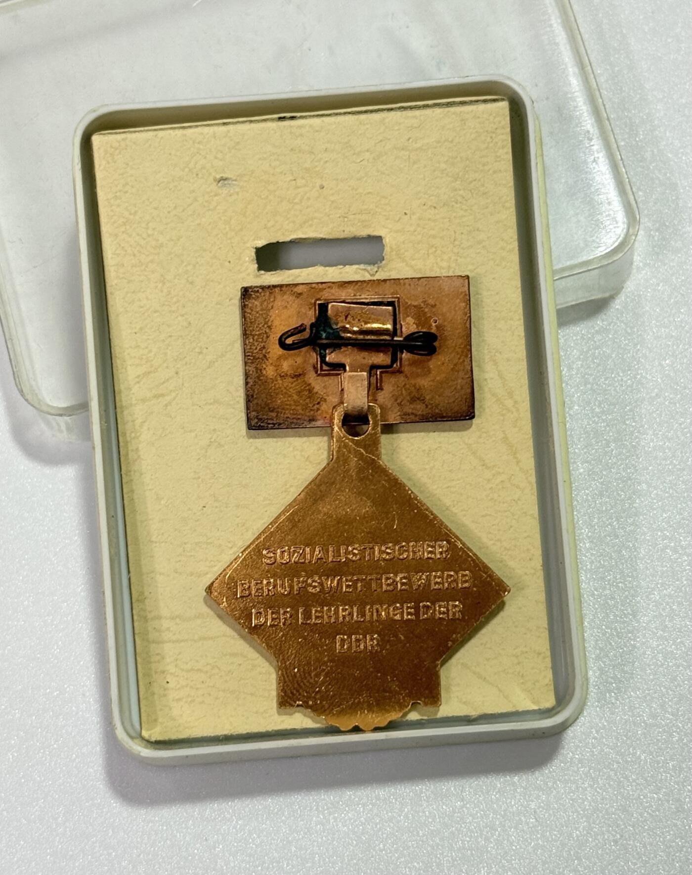 韵星假日精品2025秋季军品类拍卖会-- Rimey Holidays Boutique 2025 Autumn Militaria Sale 民主德国职业教育竞赛奖章带盒