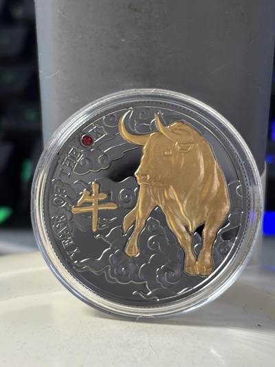 第180期拍卖【长期征集拍品】【北京币展专场】 - 喀麦隆2021年生肖系列牛年镶嵌水晶镀金钌化银币，999银钌化镀金，10克，发行999枚