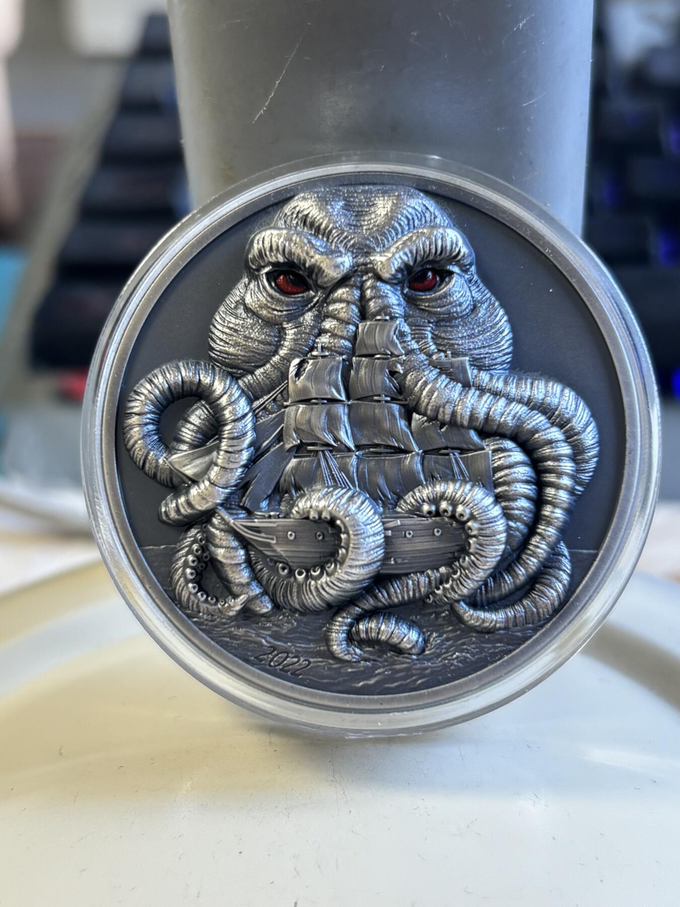 第180期拍卖【长期征集拍品】【北京币展专场】 帕劳2022年克苏鲁的呼唤3盎司仿古纪念银币，999银发行750枚，没有黑色纸套