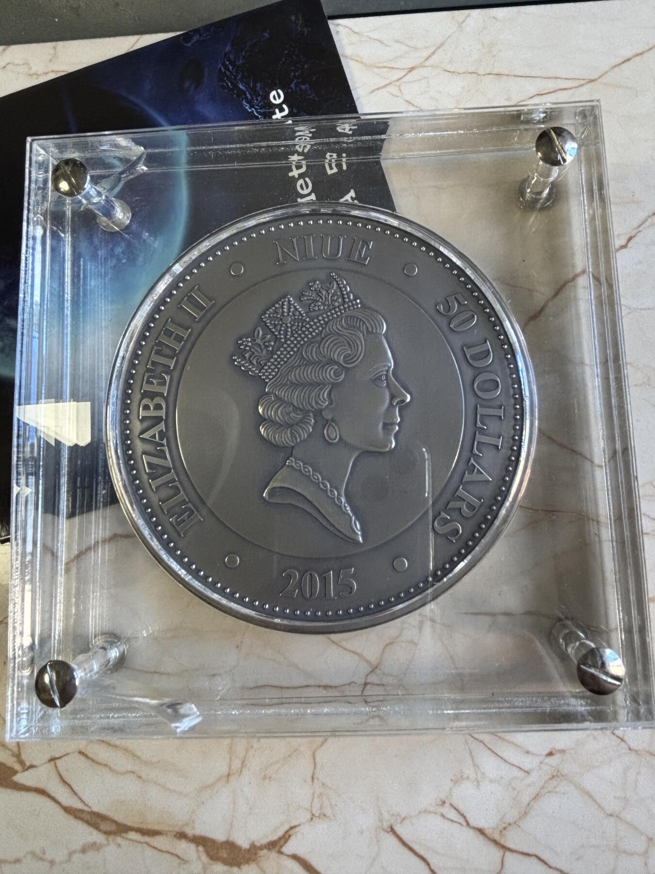 第180期拍卖【长期征集拍品】【北京币展专场】 纽埃2015年陨石冲击镶NWA5000月球陨石1公斤彩银币，999银，发行99枚，