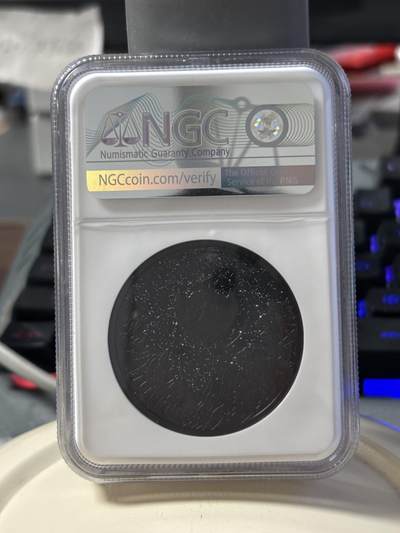 获奖帕劳2020年夜间猎人黑豹镶嵌黑曜石2盎司纪念银币，获得2021年度钱币之星最佳原创技术币大奖第二名，999银，发行888枚