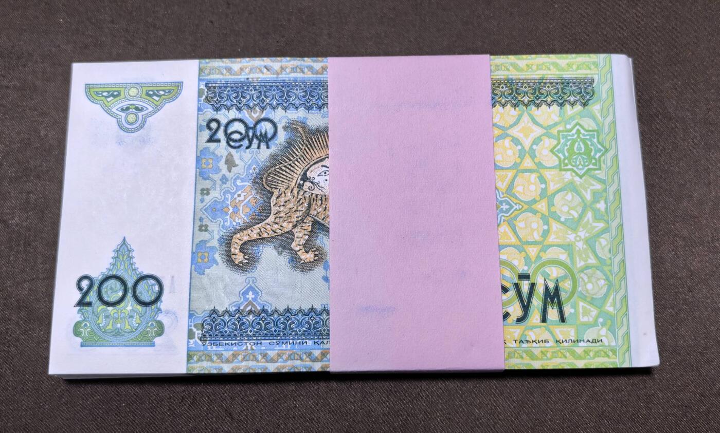 北京马甸外国币专卖第146期，外国纸币币专场，陆续上拍，欢迎关注 乌兹别克200苏姆百張连号全新，第一张有轻微脏斑四角上下略有卷