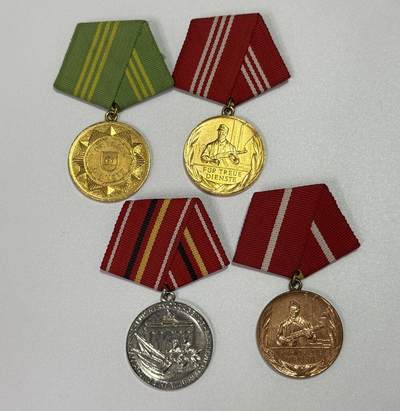 韵星假日精品2025秋季军品类拍卖会-- Rimey Holidays Boutique 2025 Autumn Militaria Sale - 民主德国工战队铜级、金级忠诚服役奖章 银级功绩奖章 金级人民警察忠诚服务奖章