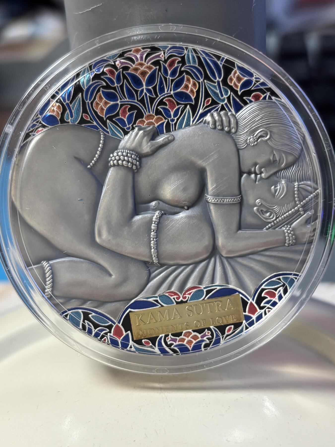 第180期拍卖【长期征集拍品】【北京币展专场】 喀麦隆2021年爱情系列爱经3盎司高浮雕仿古彩银币，999银，发行500枚