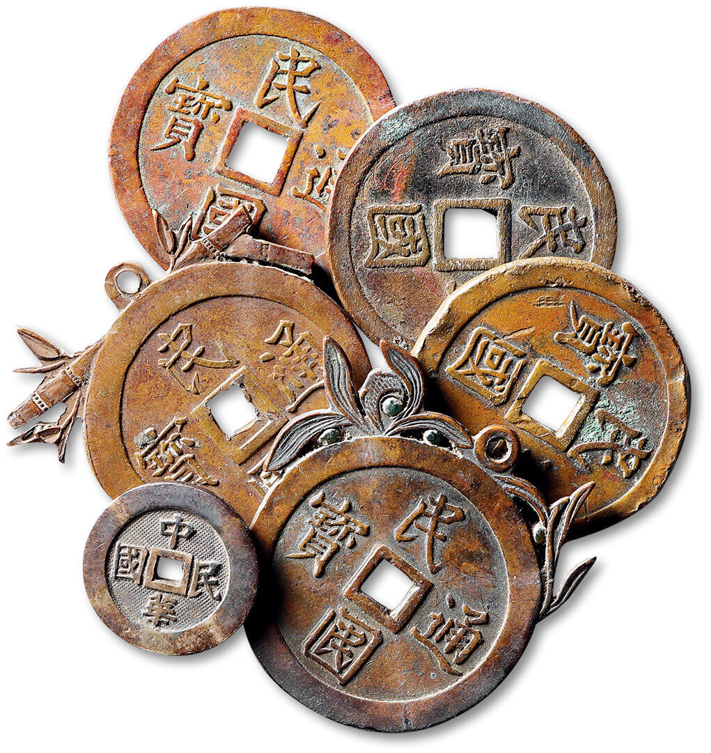 泓盛2025年秋季拍卖会 古泉 民国花钱一组六枚，包括：（1）“中华民国”光背小银钱一枚，直径：17mm；（2）“民国通宝”合背花钱三枚，直径：27.1mm、27.6mm、28.1mm；（3）“民国通宝”挂花钱二枚，挂孔分别饰苍兰、翠竹纹，高：32.9mm、33.2mm，附原藏家题记，极美品Lot4867～4927同一老藏家珍藏