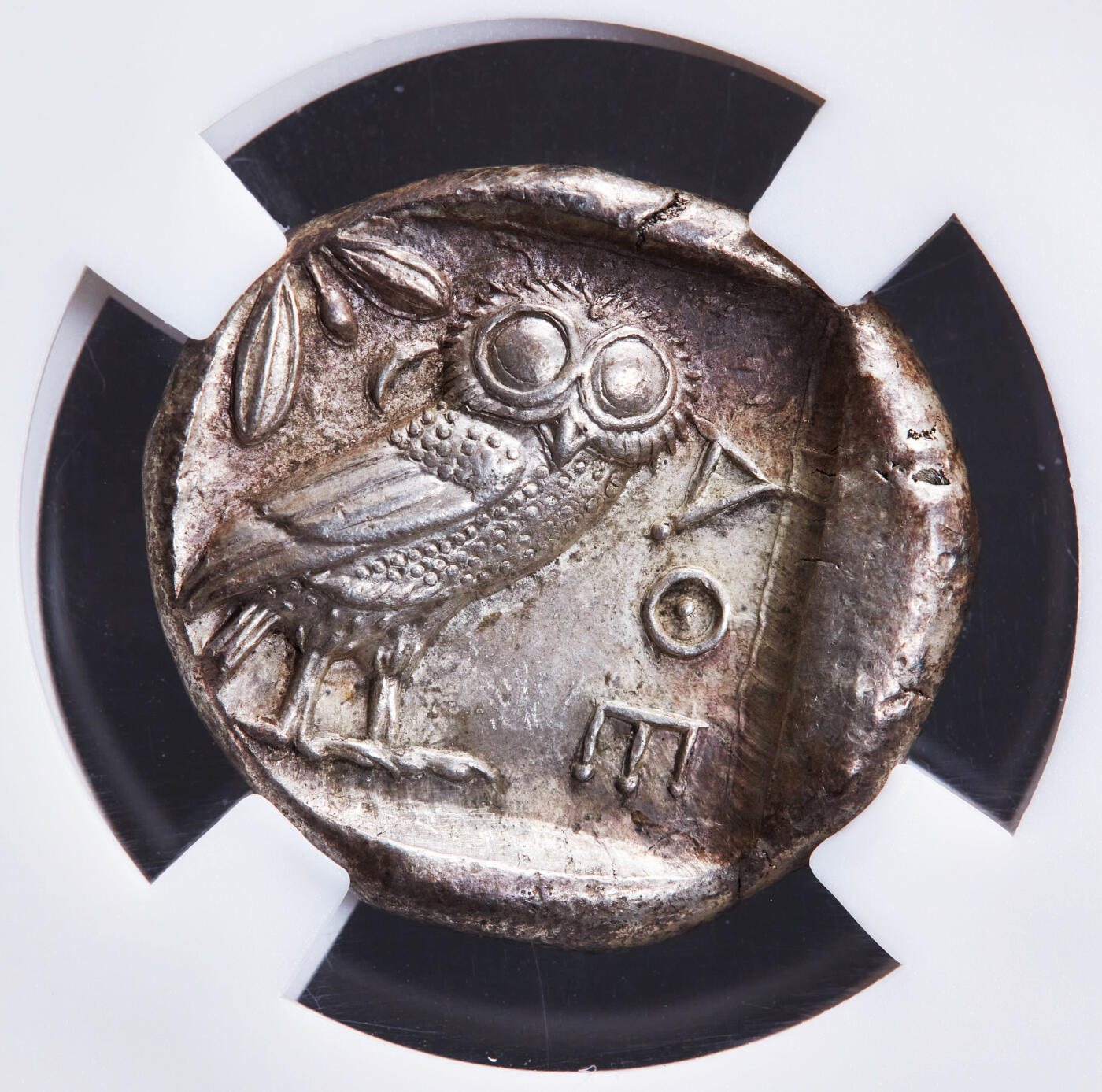 【俄甄集藏】2025年(044)11-12星期三晚 19:30 全场包邮 古希腊雅典城公元前449-前404年雅典娜与猫头鹰四德拉克马银币，众诚 AU(Str 3/5, Sur 4/5)，正面雅典城守护神雅典娜戴阿提卡式头盔头像，盔舌上有3片橄榄树叶，背面是一只站立的猫头鹰，右方为雅典城的缩写ΑΘΕ，左方为橄榄枝及一钩新月，原味带彩包浆难得，热门品种，重17.23克