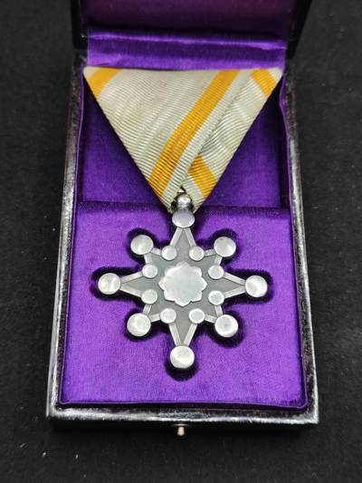 0元起拍勋章 第307期 咸鱼国勋章拍卖专场 11月5日（周三）下午6：00开始 - 明治时期八等瑞宝章银制带盒