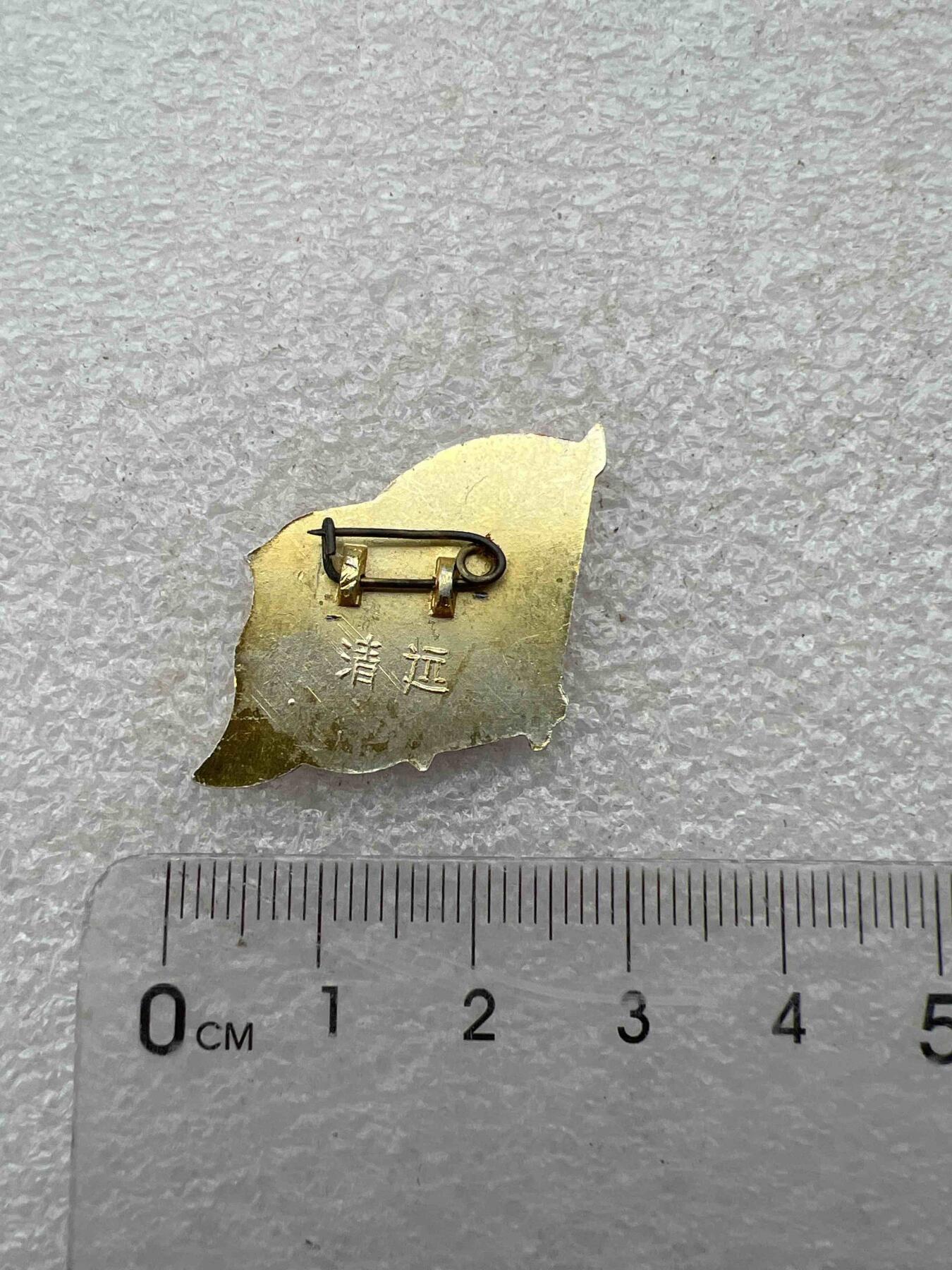 真品毛主席像章F 真品毛主席像章、F