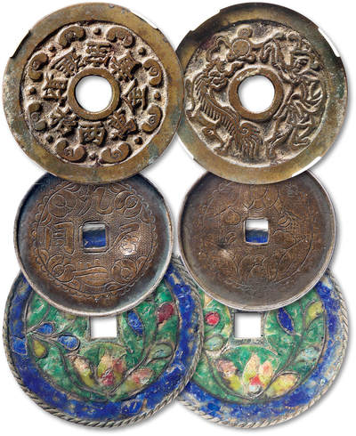 泓盛2025年秋季拍卖会 古泉 - 清“黄金万两·招财进宝”背胡人舞狮图花钱、民国九世同居刻花钱、民国烤蓝花卉花钱各一枚，计三枚，直径：44.8mm、39.5mm、49.5mm，华夏评级 82（671261155）、GBCA 上72（80597499）、GBCA 美75（60062327）