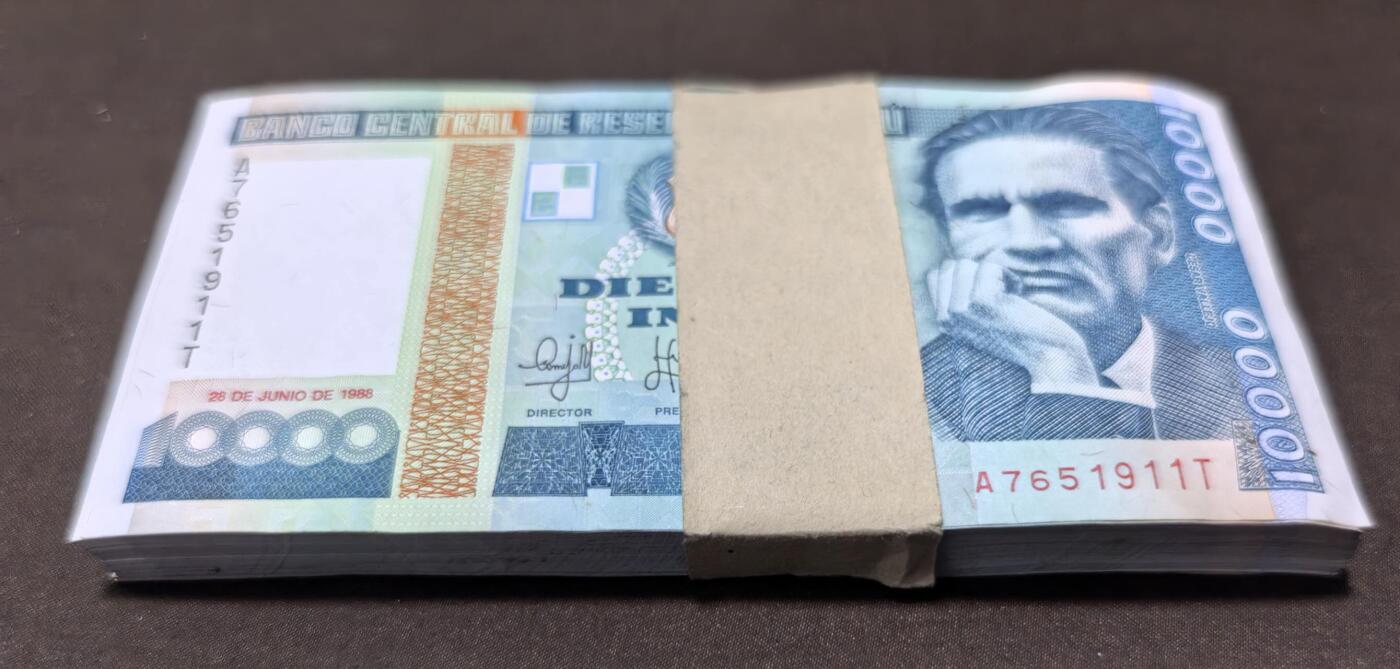 北京马甸外国币专卖第146期，外国纸币币专场，陆续上拍，欢迎关注 秘鲁万元钞百張连号，全新四角有卷，上下张及侧截面有脏如图