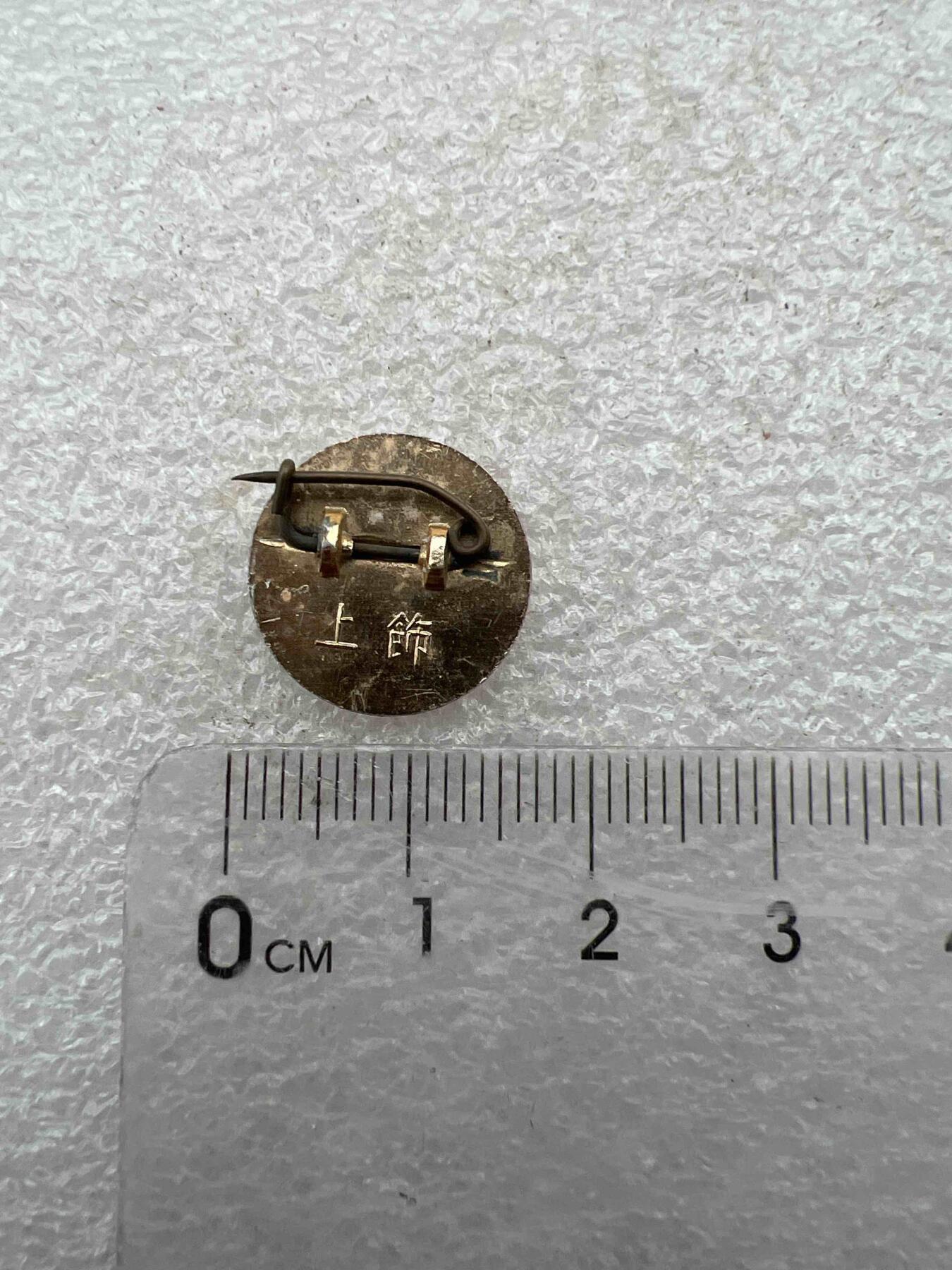 真品毛主席像章F 真品毛主席像章、F