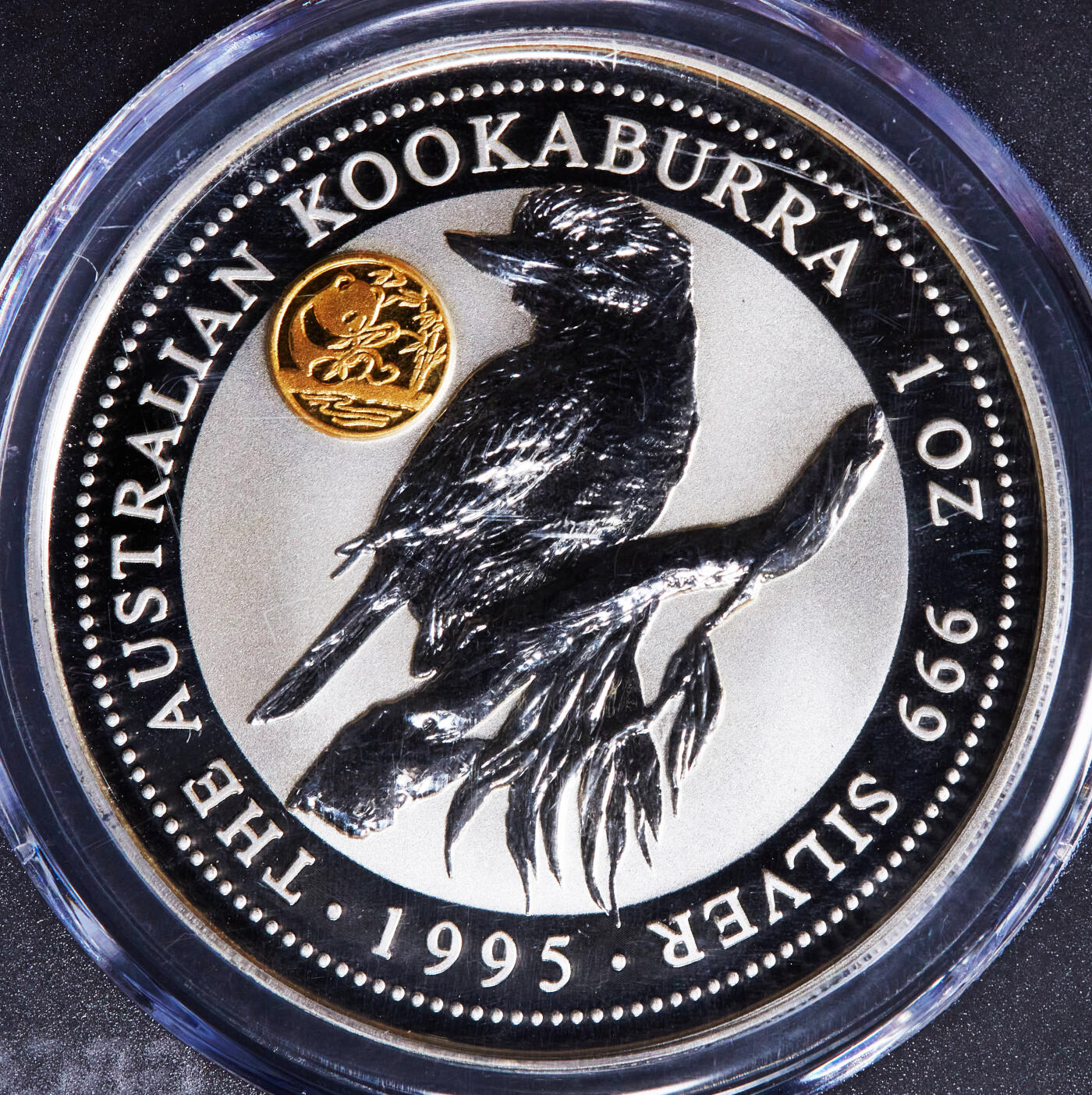 【俄甄集藏】2025年(044)11-12星期三晚 19:30 全场包邮 澳大利亚1995年首年版镶金翠鸟1元大银币，公博 MS68，重31.635克，其中含999纯银31.135克，999纯金0.5克，热门品种，划痕均为盒子上，币完好