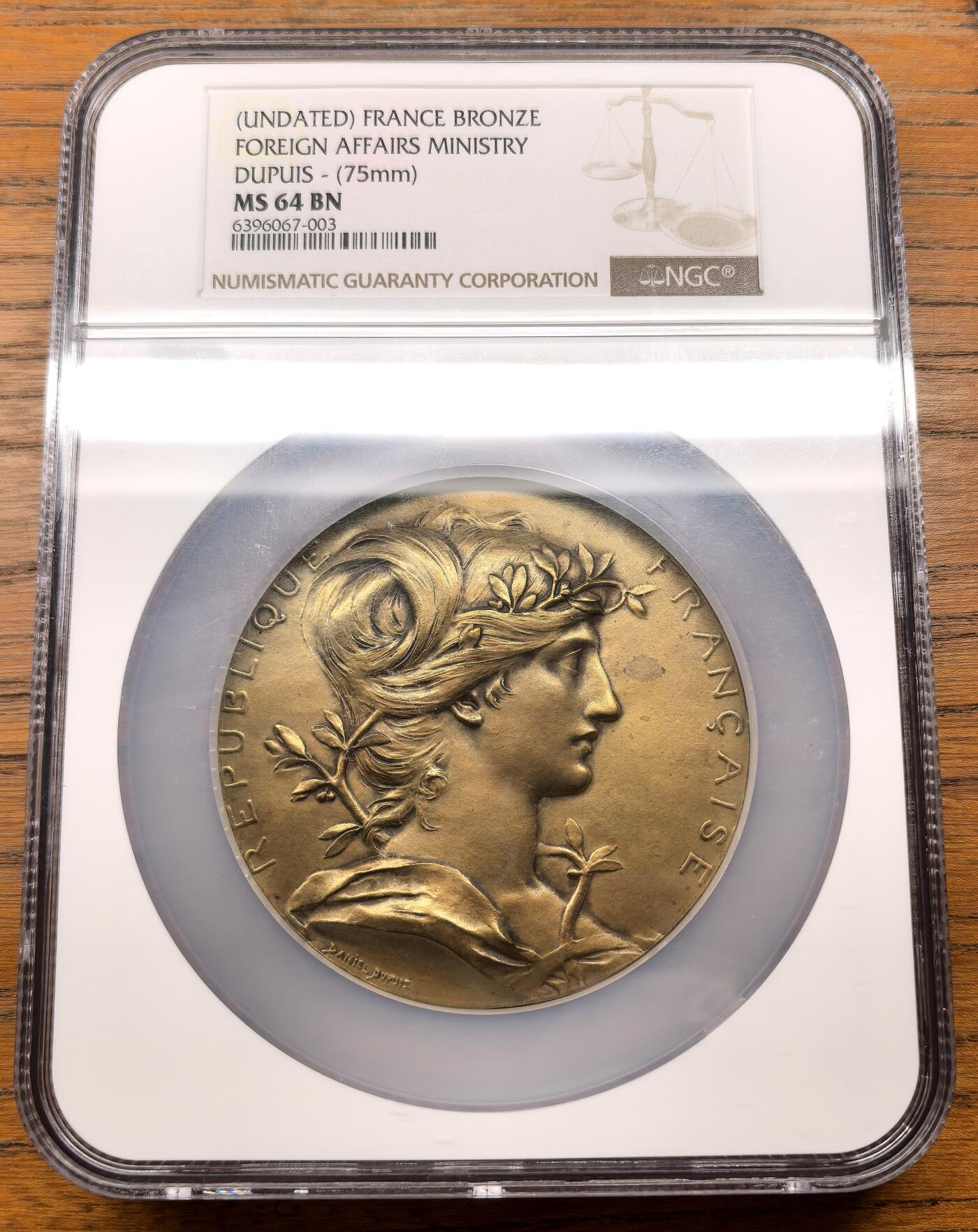 凡希社世界钱币微拍第三百十三期 二十世纪初法国外交部赠予法兰西学院大型铜章NGC-MS64 ，直径75mm。