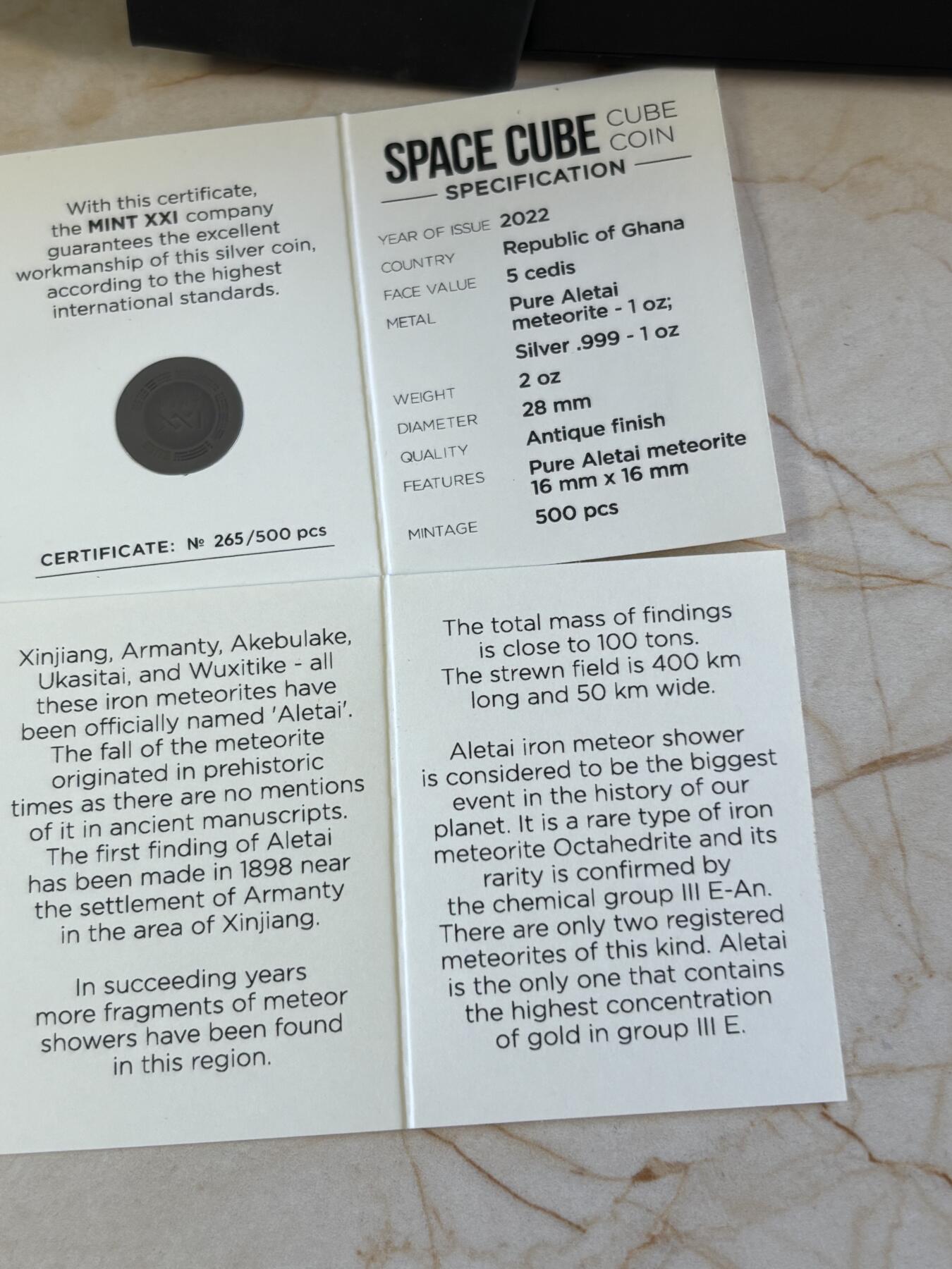 第180期拍卖【长期征集拍品】【北京币展专场】 加纳2022年中国阿勒泰陨石立方体陨石加1盎司银币，999银+中国阿勒泰陨石，发行量500枚，有氧化。