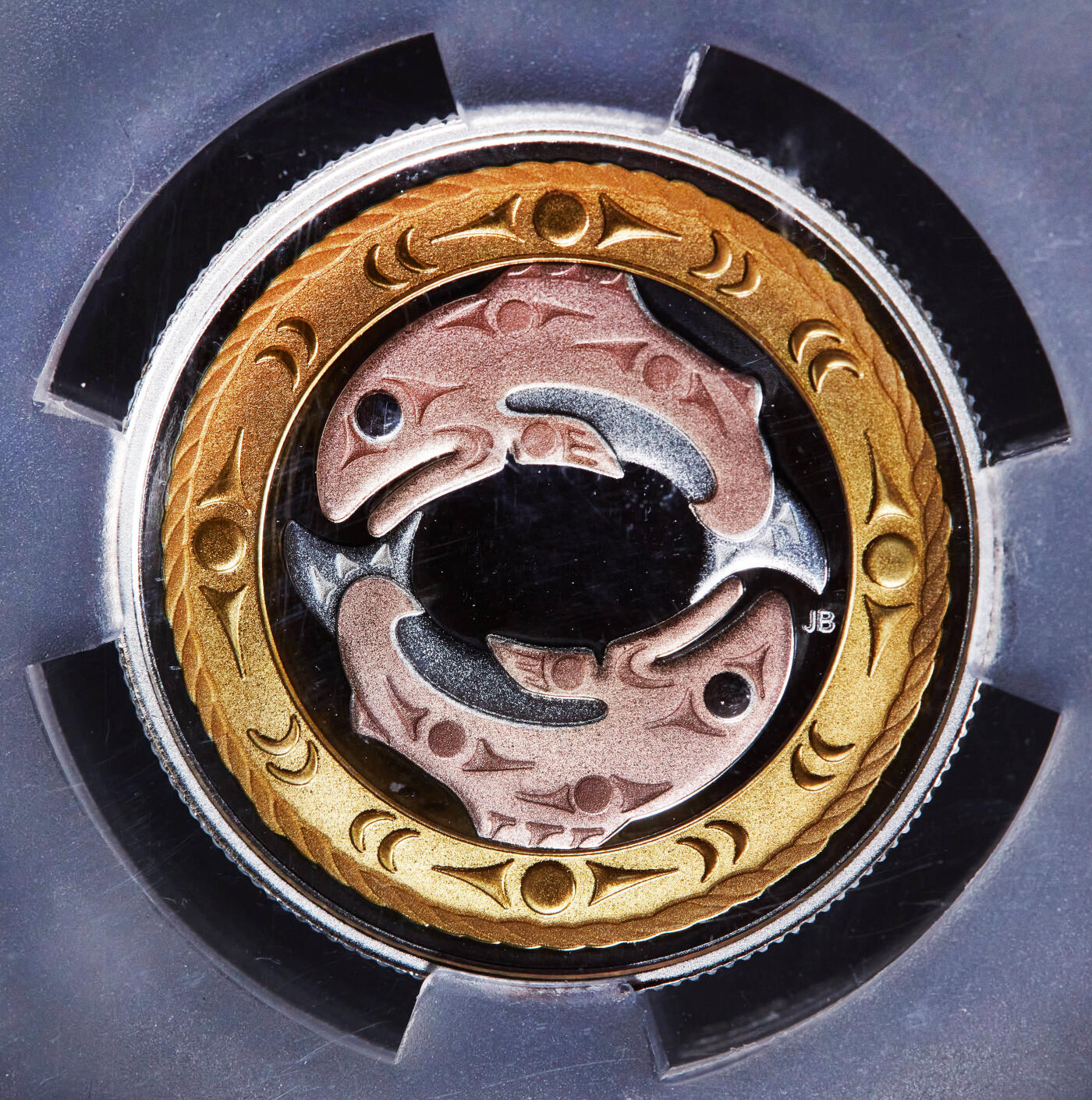 【俄甄集藏】2025年(044)11-12星期三晚 19:30 全场包邮 加拿大2010年奇努克鲑鱼洄游-生命循环3元精制三色银币，信泰 PF70UC，重7.96克，999银，发行量8301枚，加拿大首枚镀黄金、镀玫瑰金的3色精制银币，稀少品种