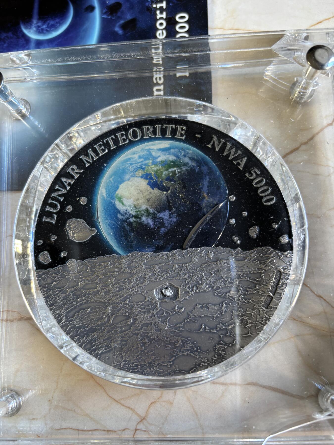 第180期拍卖【长期征集拍品】【北京币展专场】 纽埃2015年陨石冲击镶NWA5000月球陨石1公斤彩银币，999银，发行99枚，