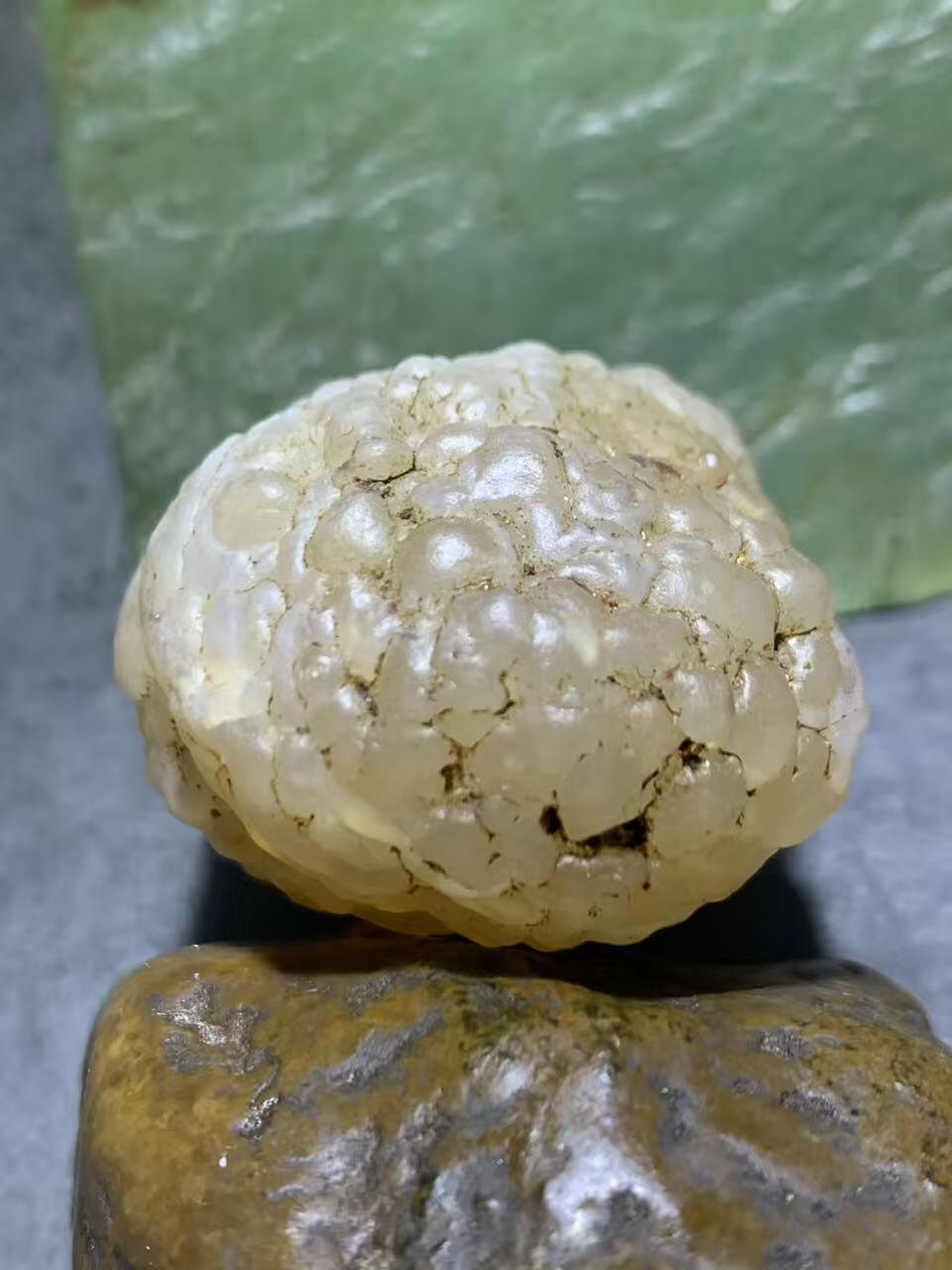 精美戈壁冰透高玉化鱼籽纹筋脉石原石一颗，