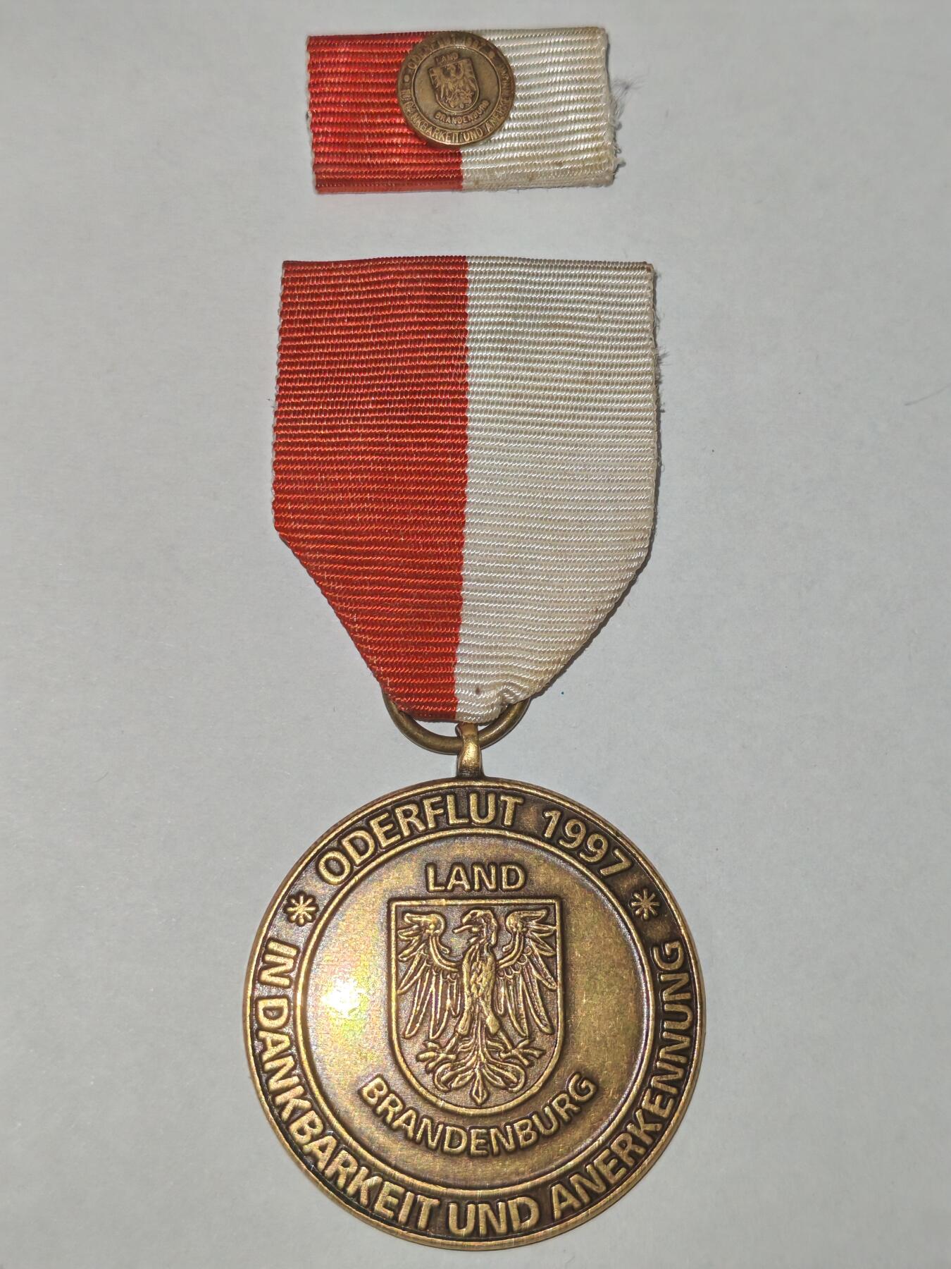 韵星假日精品2025秋季军品类拍卖会-- Rimey Holidays Boutique 2025 Autumn Militaria Sale 德国联邦国防军1997奥得河洪灾救灾奖章带略一套