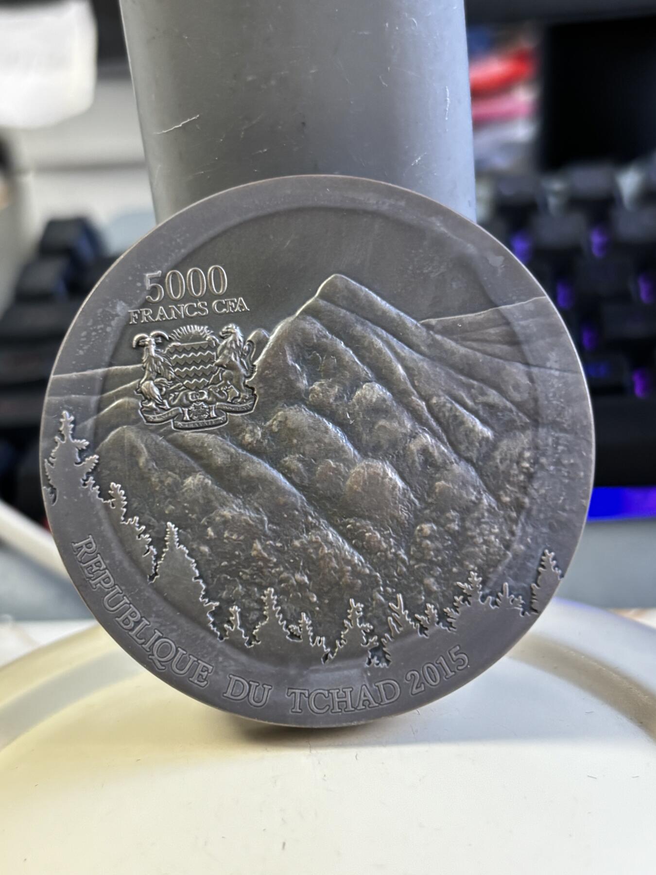 第180期拍卖【长期征集拍品】【北京币展专场】 乍得2015年陨石系列1阿林铁陨石5盎司高浮雕银币，999银，发行500枚