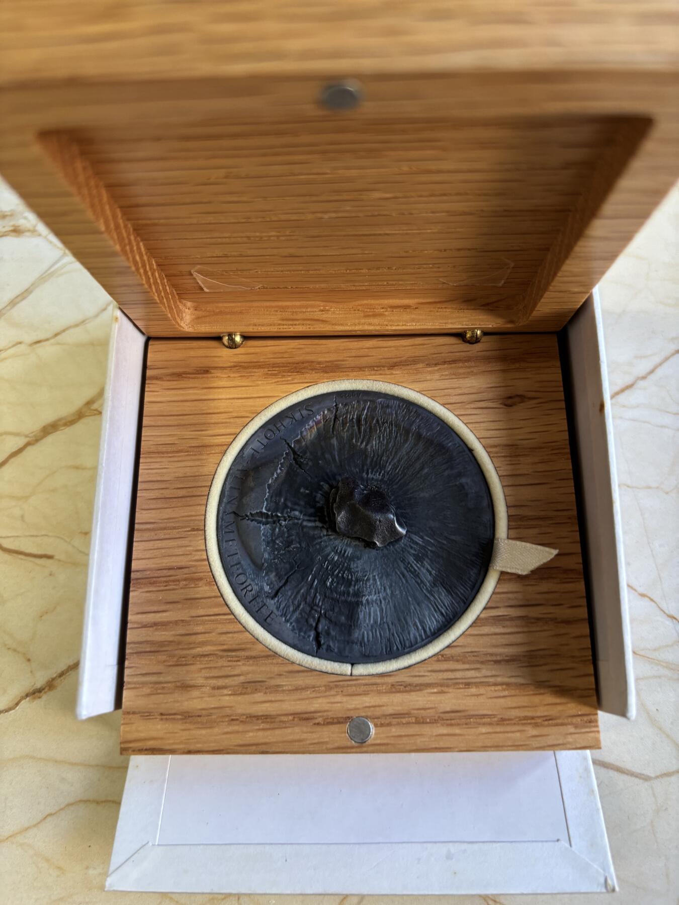 第180期拍卖【长期征集拍品】【北京币展专场】 乍得2015年陨石系列1阿林铁陨石5盎司高浮雕银币，999银，发行500枚