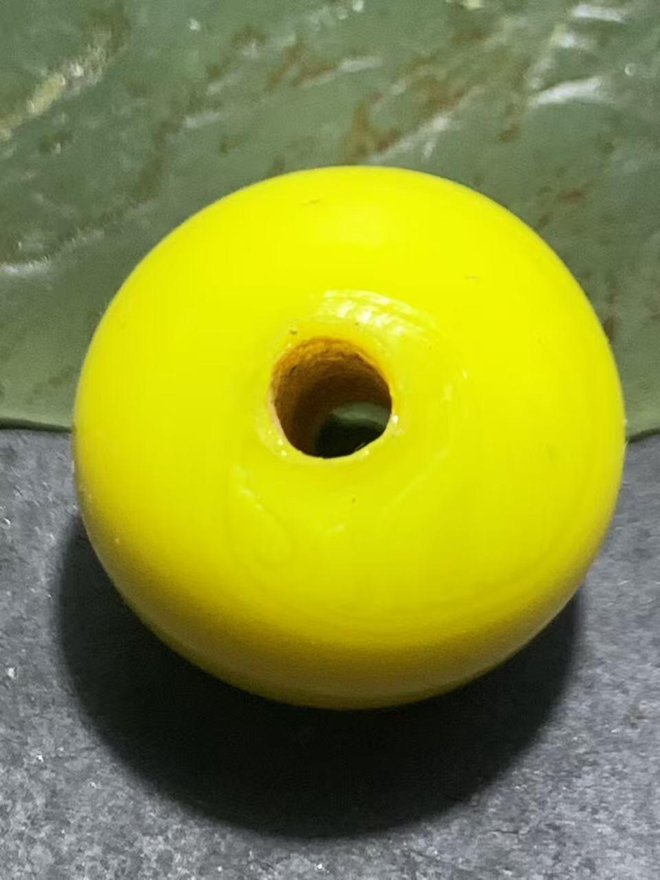 建国前后库存鸡油黄琉璃苹果珠一颗，