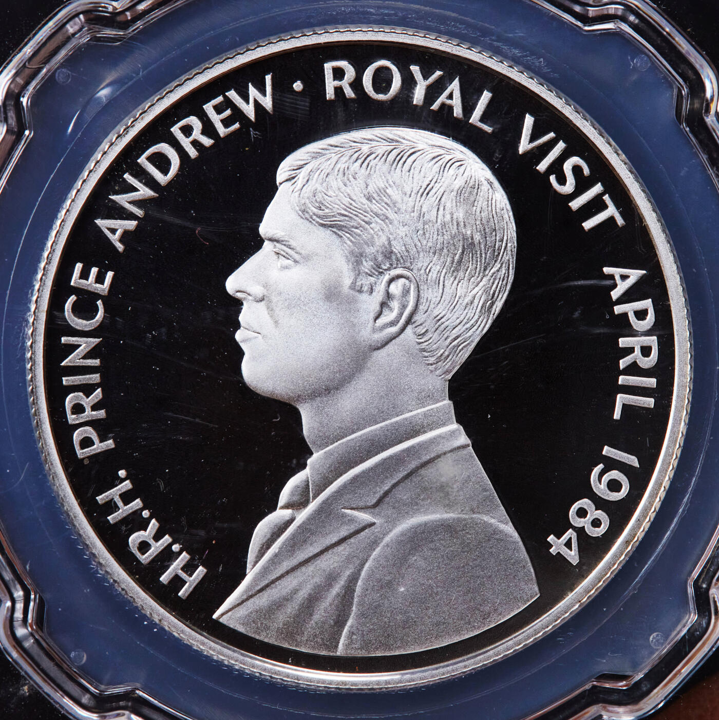 【俄甄集藏】2025年(044)11-12星期三晚 19:30 全场包邮 英属圣赫勒拿岛1984年纪念安德鲁王子皇室访问50便士精制大银币，信泰 PF69UC，重28.28克，92.5%银，发行量5000枚，少见品种