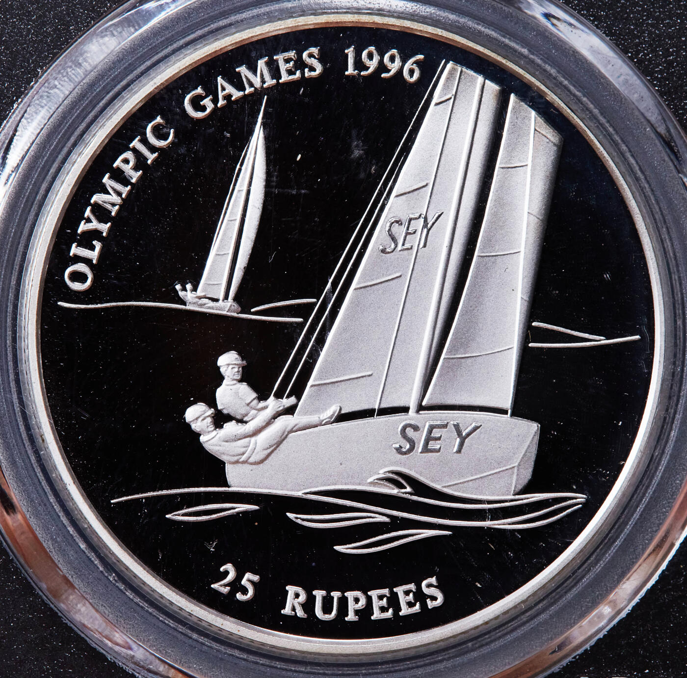 【俄甄集藏】2025年(044)11-12星期三晚 19:30 全场包邮 塞舌尔1995年纪念亚特兰大奥运会-帆板25卢布精制大银币，公博PF70，重31.47克，92.5%银，发行量30000枚