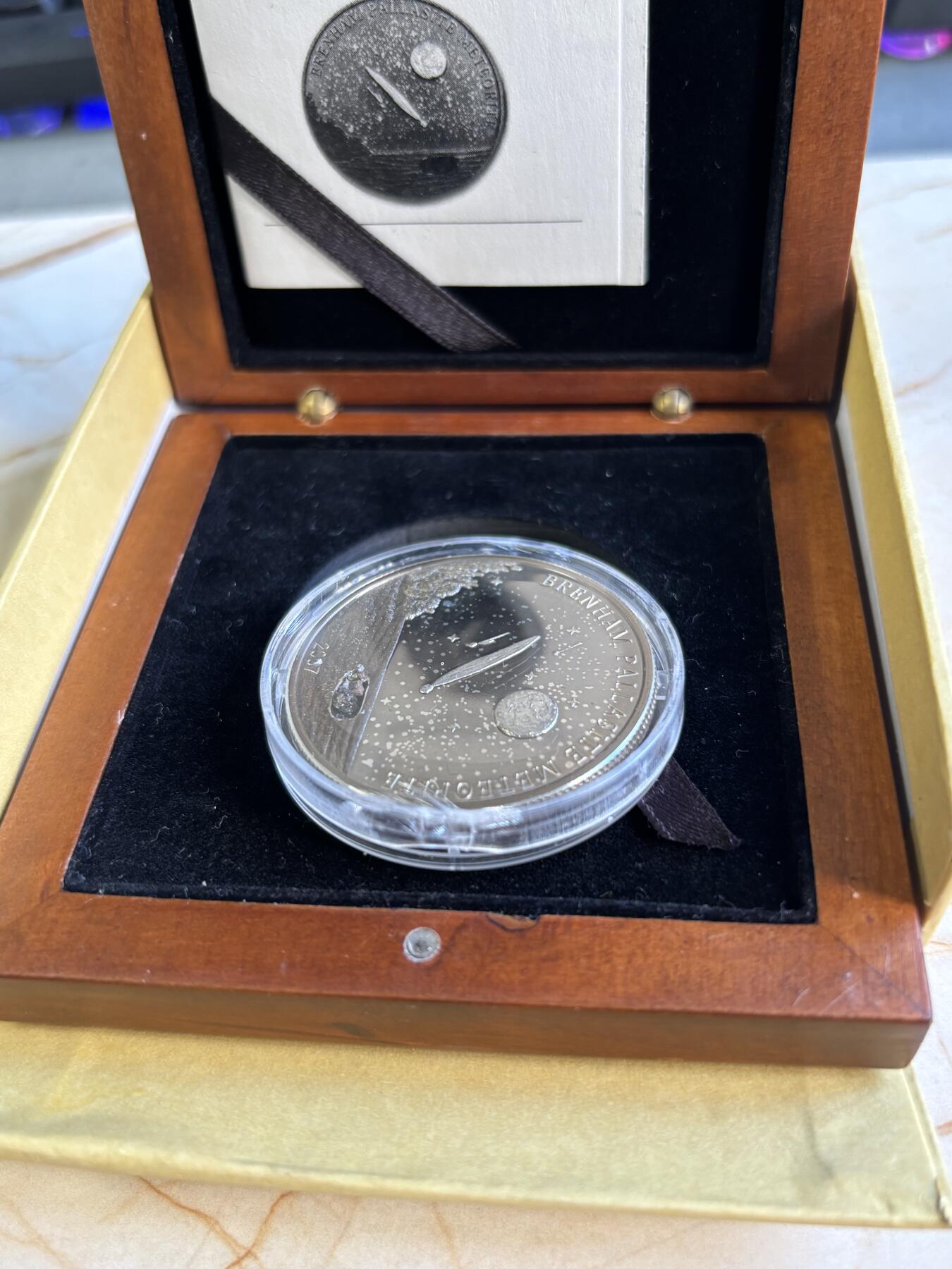 第180期拍卖【长期征集拍品】【北京币展专场】 库克2007年镶嵌布兰海姆陨石精制镀钯纪念银币，925银，25克，发行2500枚，塑料盒有裂痕，