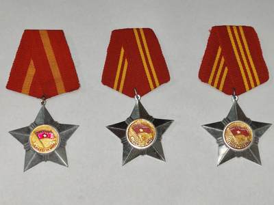 韵星假日精品2025秋季军品类拍卖会-- Rimey Holidays Boutique 2025 Autumn Militaria Sale - 越南社会主义共和国光荣战士勋章（一二三级一组）
