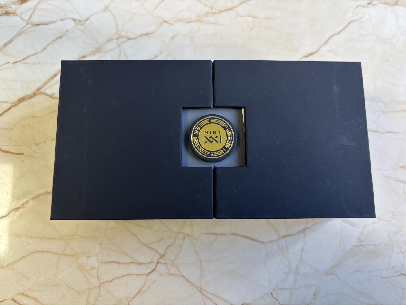 第180期拍卖【长期征集拍品】【北京币展专场】 加纳2022年中国阿勒泰陨石立方体陨石加1盎司银币，999银+中国阿勒泰陨石，发行量500枚，有氧化。