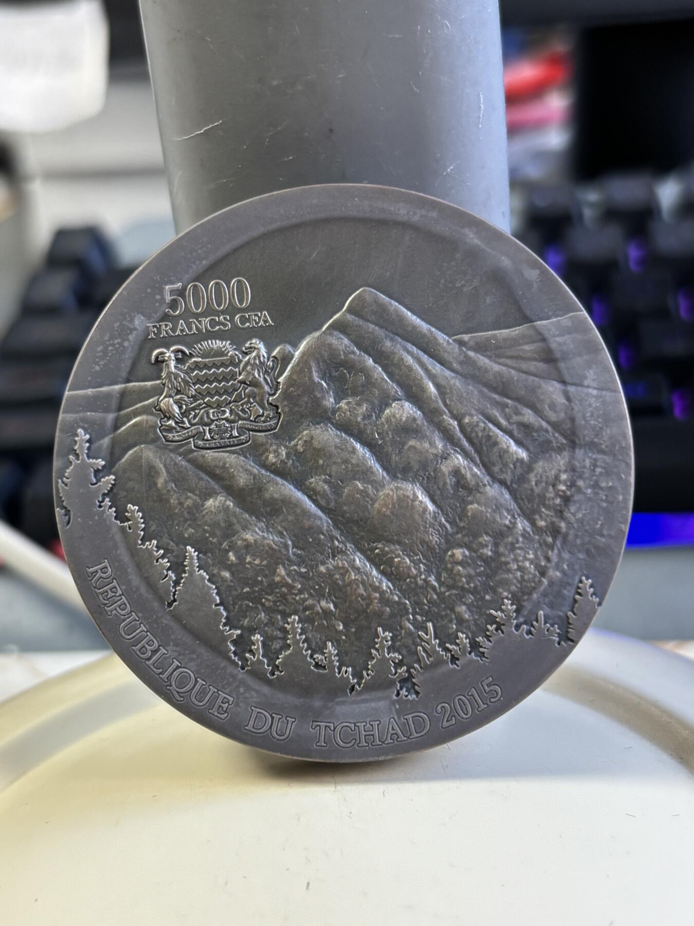 第180期拍卖【长期征集拍品】【北京币展专场】 乍得2015年陨石系列1阿林铁陨石5盎司高浮雕银币，999银，发行500枚