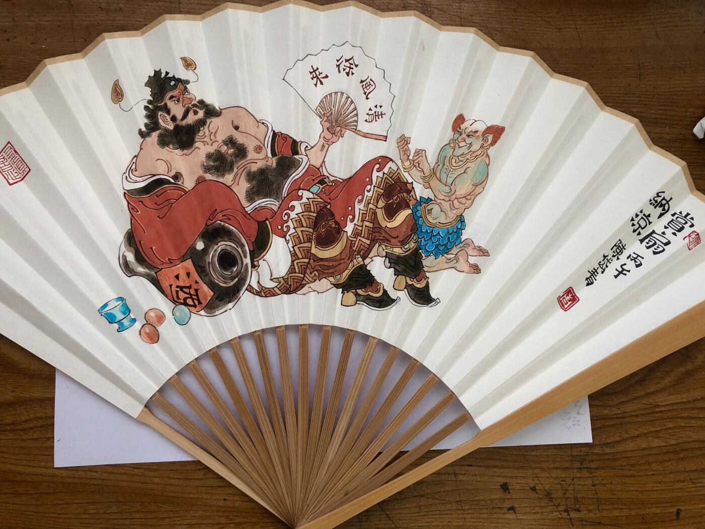 白泽拍卖卡牌手绘专场第27期 2025 陈岱青手绘扇 钟馗 赏扇纳凉 规格：九五寸 十八方玉竹 熟宣折扇 配扇箍 扇套 陈岱青亲签