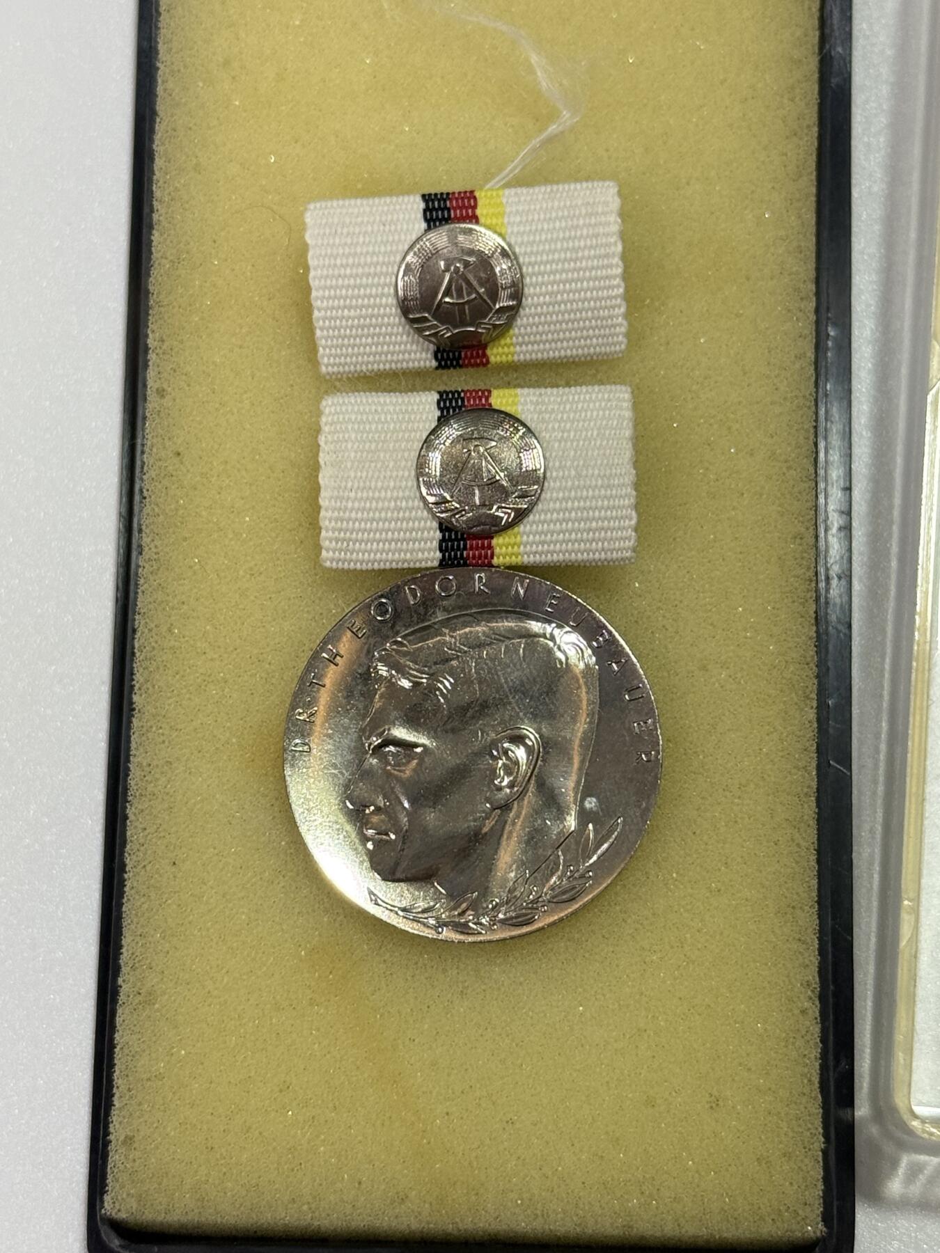 韵星假日精品2025秋季军品类拍卖会-- Rimey Holidays Boutique 2025 Autumn Militaria Sale 民主德国西奥多尔·诺伊鲍尔勋章带盒略一套