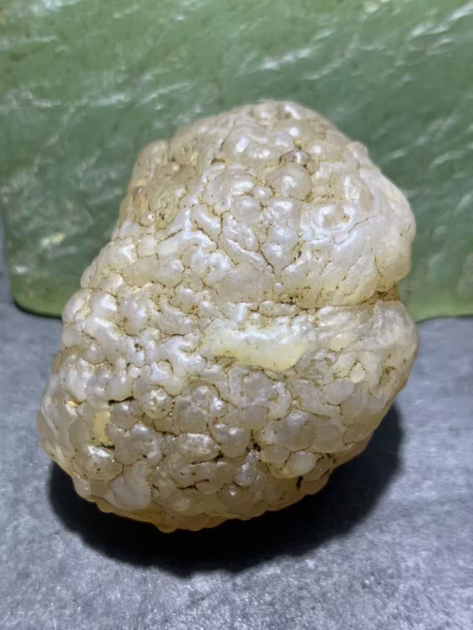 精美戈壁冰透高玉化鱼籽纹筋脉石原石一颗，